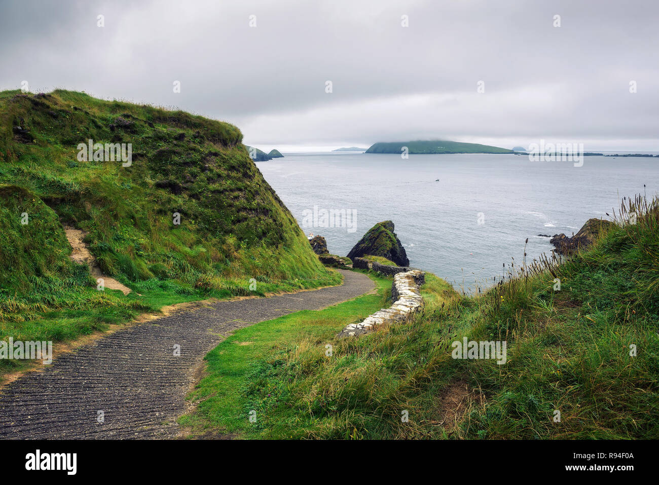 Weg nach unten zum dunquin Pier in Irland Stockfoto