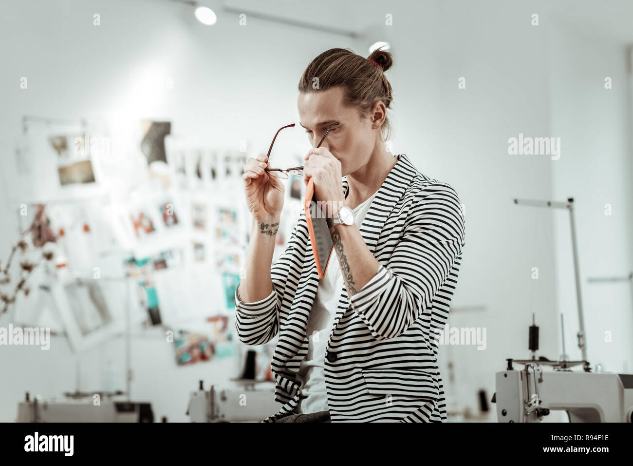 Junge schöne Mode Designer mit einem Tattoo müde Stockfoto