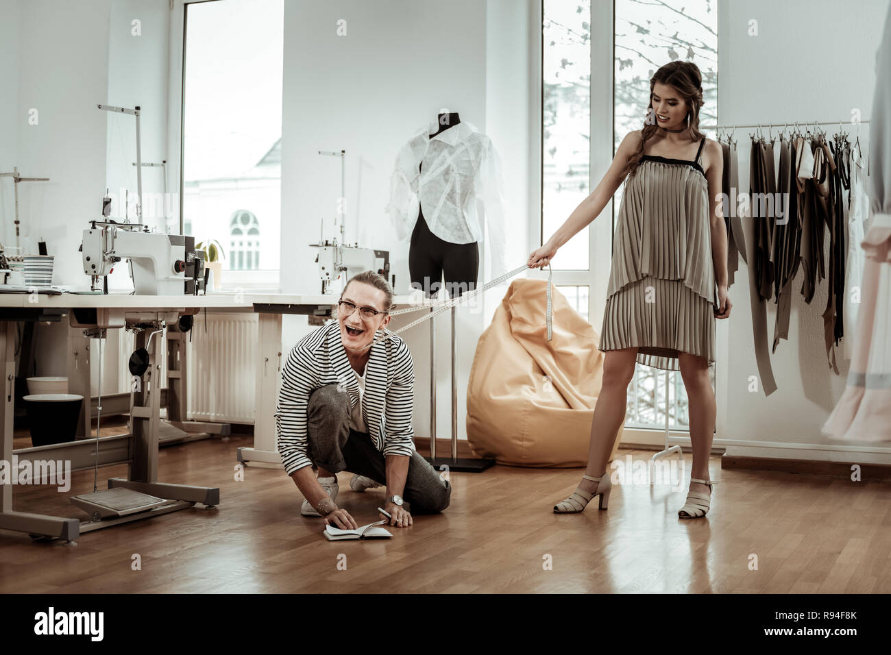 Langhaarige Fashion Designer Brillen Suche lustig Stockfoto