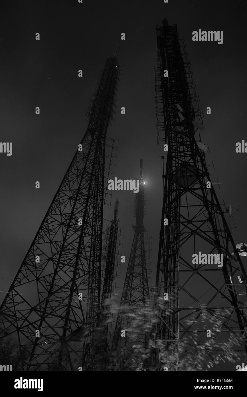 Telefon Antenne und Nachthimmel und viele Sterne im Himmel Stockfoto
