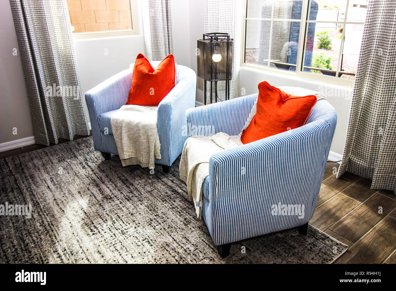 Zwei Zylinder Stühle mit Kissen und Plaids Stockfoto