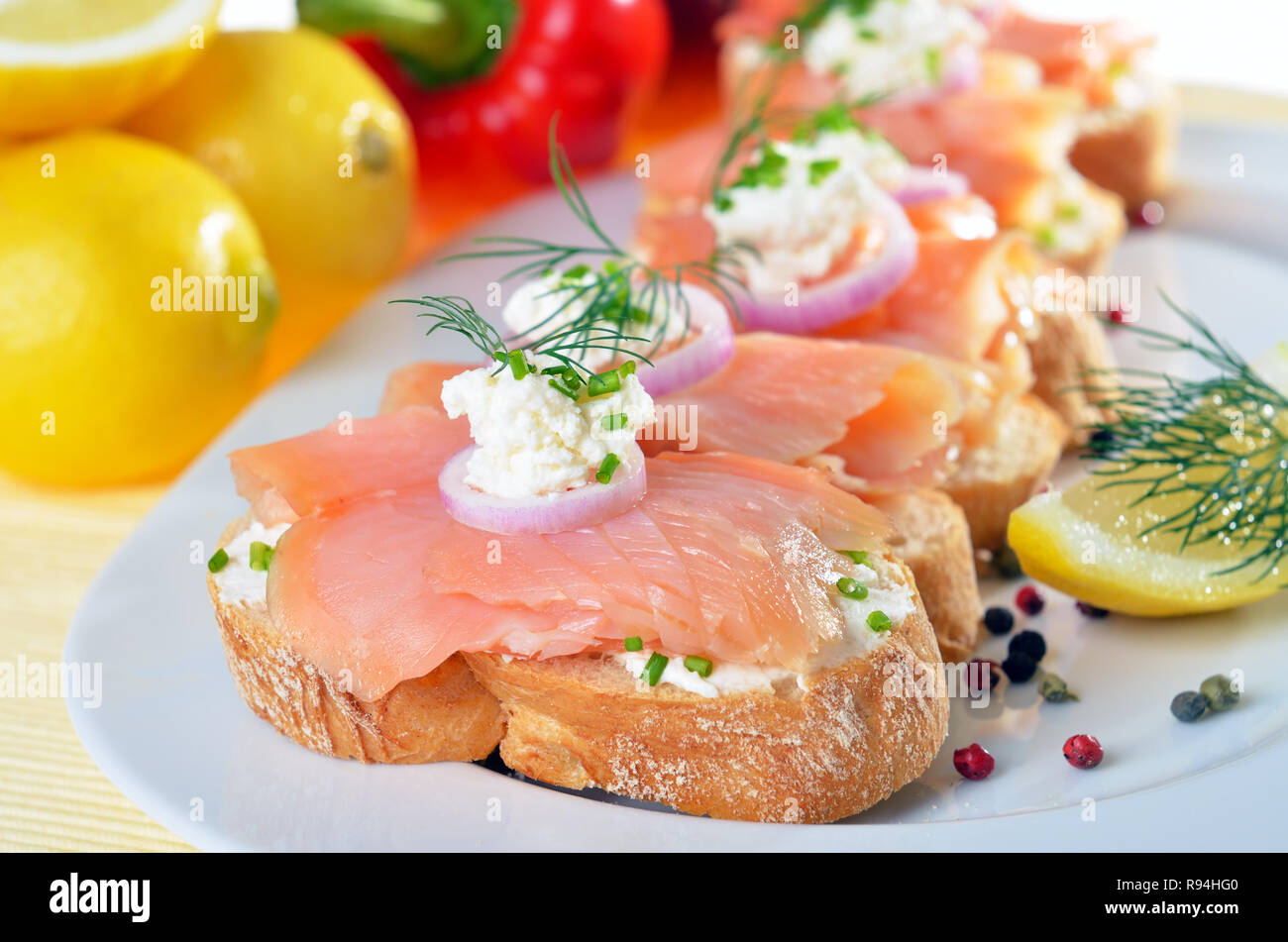 Baguette mit geräuchertem Lachs, gewürzt mit Dill, Schnittlauch und Zwiebel Ringe Stockfoto