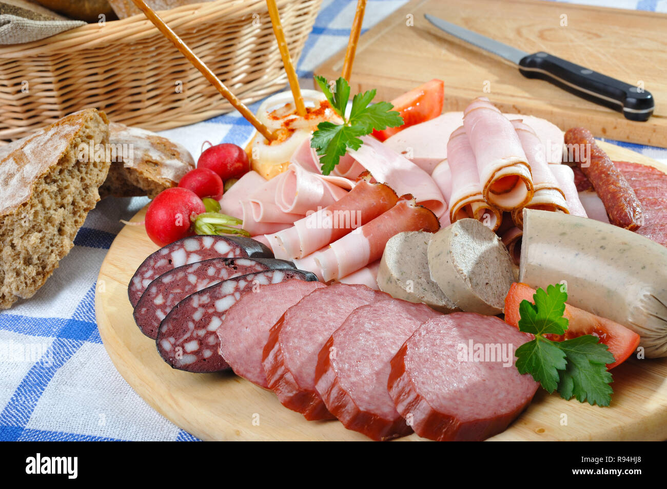 Bayerische gemischte kalte Snack plate mit Speck, Wurst und Käse Stockfoto