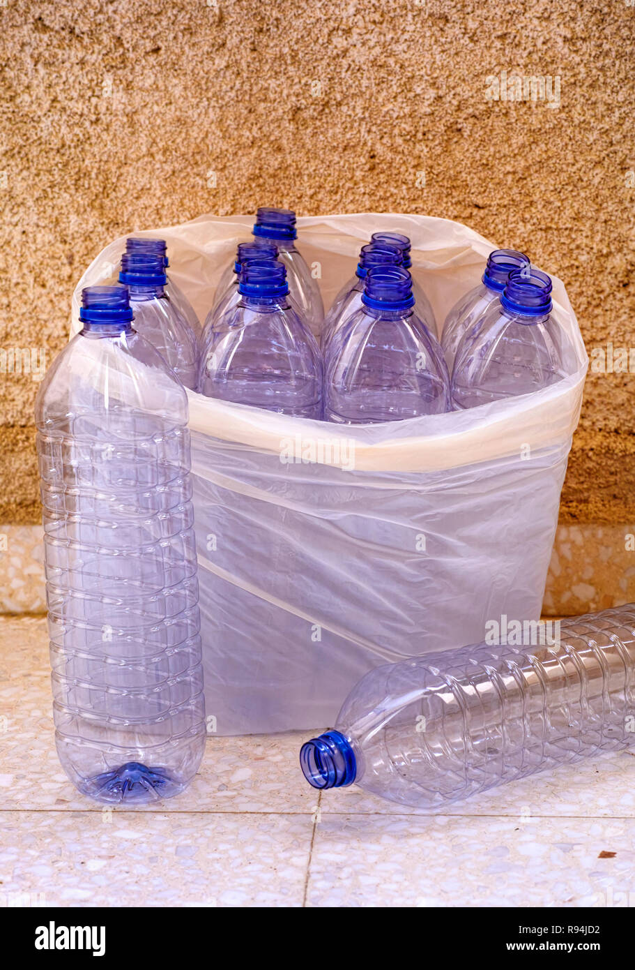 Leere Plastikflaschen Im Beutel In Der Nahe Von Stone Wall Close Up Stockfotografie Alamy