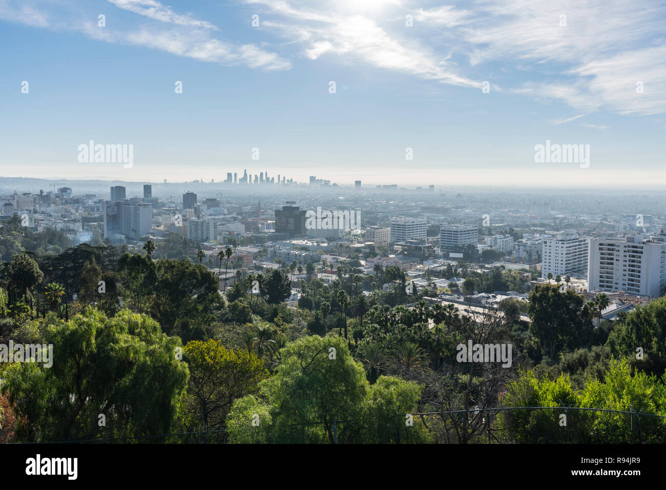 Los Angeles, Kalifornien, USA - 16. Dezember 2018: Klarer morgen Stadtbild Blick nach Hollywood und Downtown LA von Wanderweg am Runyon Canyon P Stockfoto