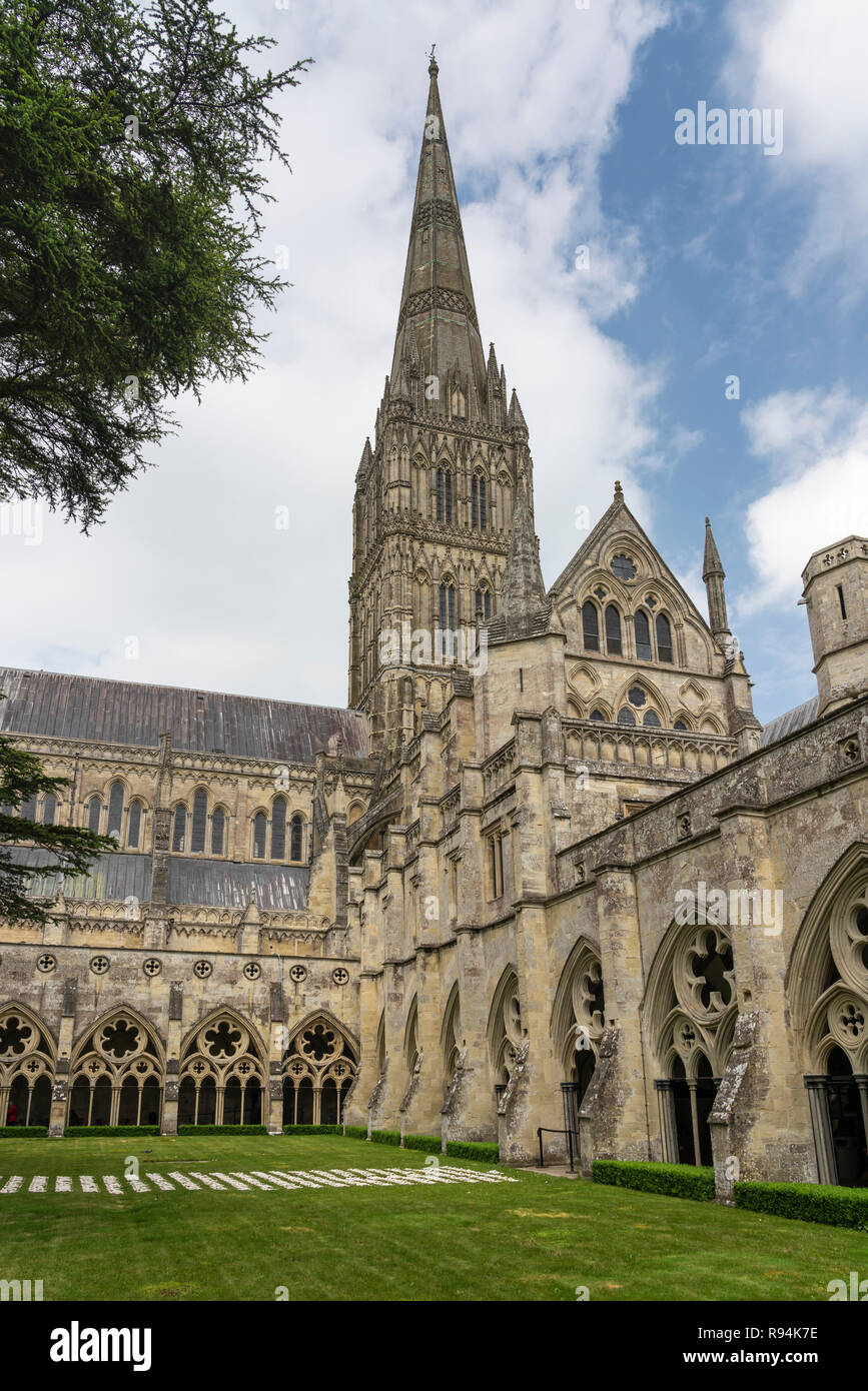 Der Kreuzgang neben der Kathedrale von Salisbury, in Salisbury, Wiltshire, England, Europa. Stockfoto