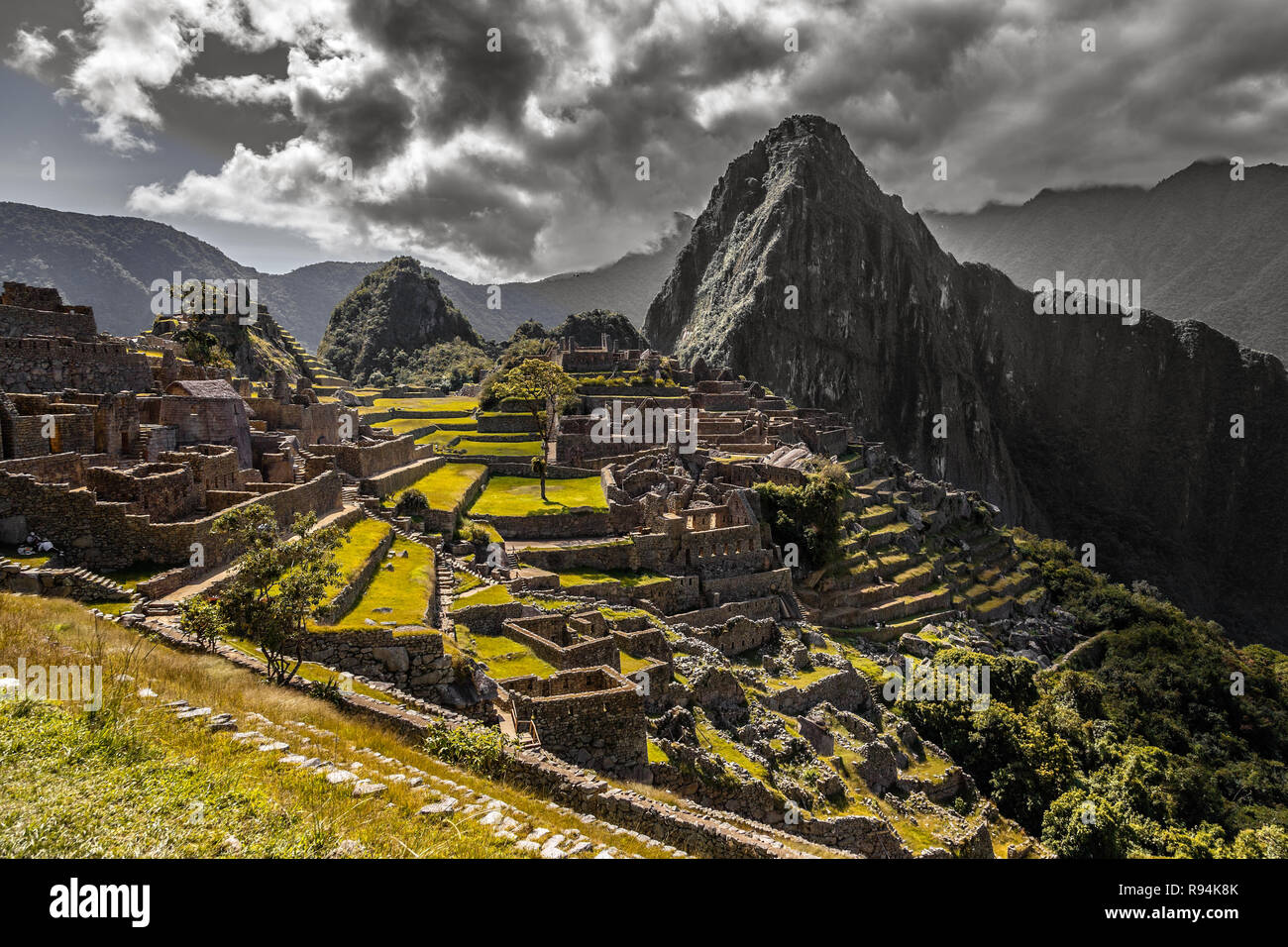 Panoramablick auf alten Inkaruinen und Wayna Picchu mit grauen Wolken im Hintergrund, Machu Picchu Ausgrabungsstätte, Urubamba, Peru provnce Stockfoto Panoramablick auf alten Inkaruinen und Wayna Picchu mit grauen Wolken im Hintergrund, Machu Picchu Ausgrabungsstätte, Urubamba, Peru provnce Stockfoto