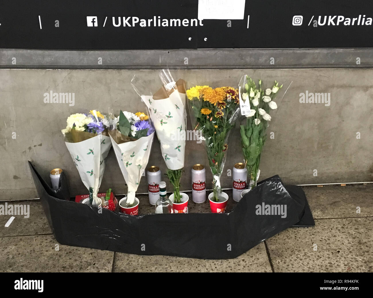 Floral Tribute lag außerhalb des Parlaments Eingang in der Nähe von Westminster U-Bahnhof, wo die Obdachlosen bekannt als Gyula Remes, gefunden wurde, sterben vor dem Eingang zum Parlamentsgebäude. Stockfoto