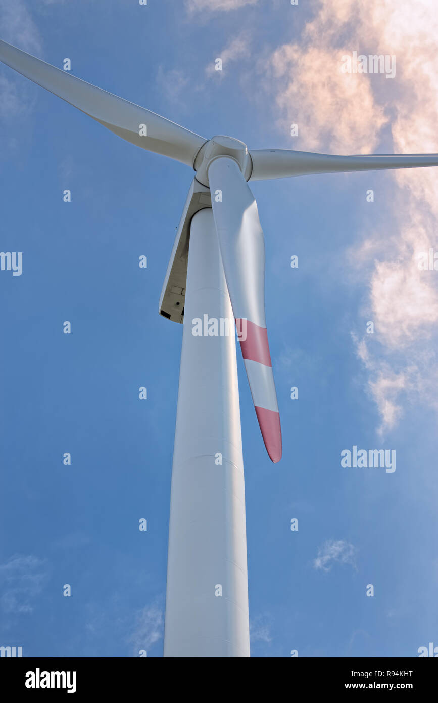Blick von unten auf eine Windkraftanlage gegen die drastischen bewölkten Himmel. 'Energie' Georgswerder in Hamburg, Deutschland - Öffentliche Information Center über Renewa Stockfoto