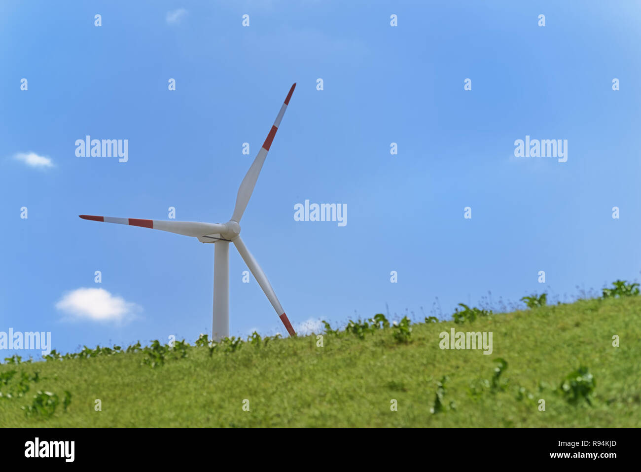 Wind Turbine gegen blauen Himmel auf die Energie Hill Georgswerder in Hamburg, Deutschland. 'Energie' ist eine öffentliche Information Center über Erneuerbare Stockfoto