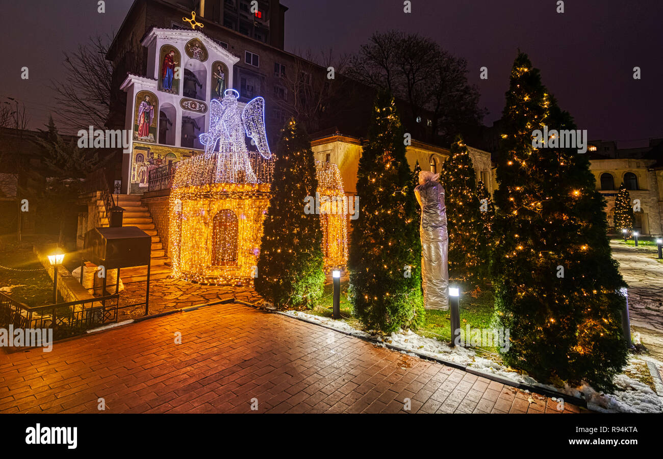 Bukarest, Rumänien - 7. Dezember: (Anmerkung des Editors: Bild ist ein digital [High Dynamic Range, HDR] Composite.) Weihnachten Dekoration an Biserica Sfantul Spiridon Vechi (Hl. Spyridon Alte Kirche) am 7. Dezember 2018 in Bukarest, Rumänien gesehen wird. So spektakuläre Weihnachtsdekorationen sind nicht charakteristisch für Kirchen in der rumänischen Hauptstadt. Stockfoto