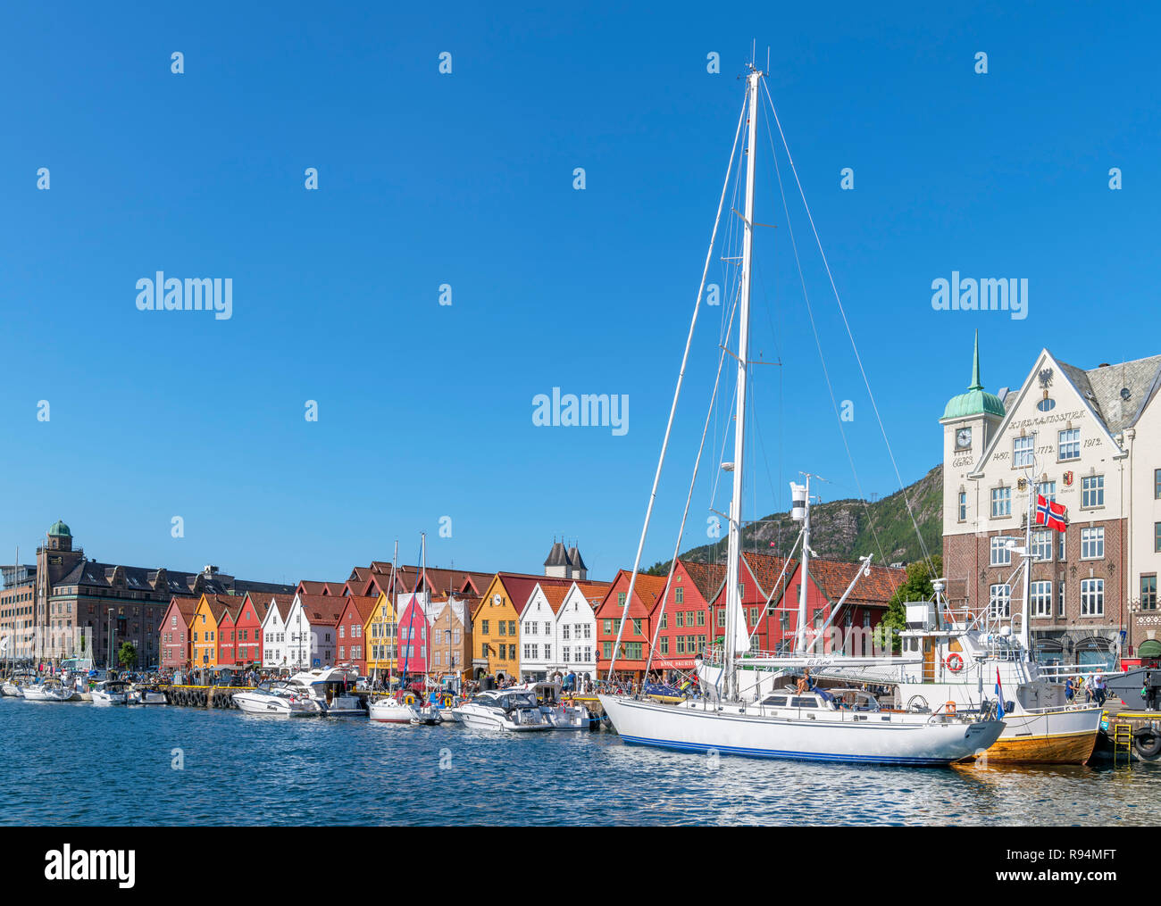 Kajütkreuzer und Yachten im Hafen von Vagen mit den historischen Häusern des Bryggen-Viertels dahinter, Bergen, Norwegen Stockfoto