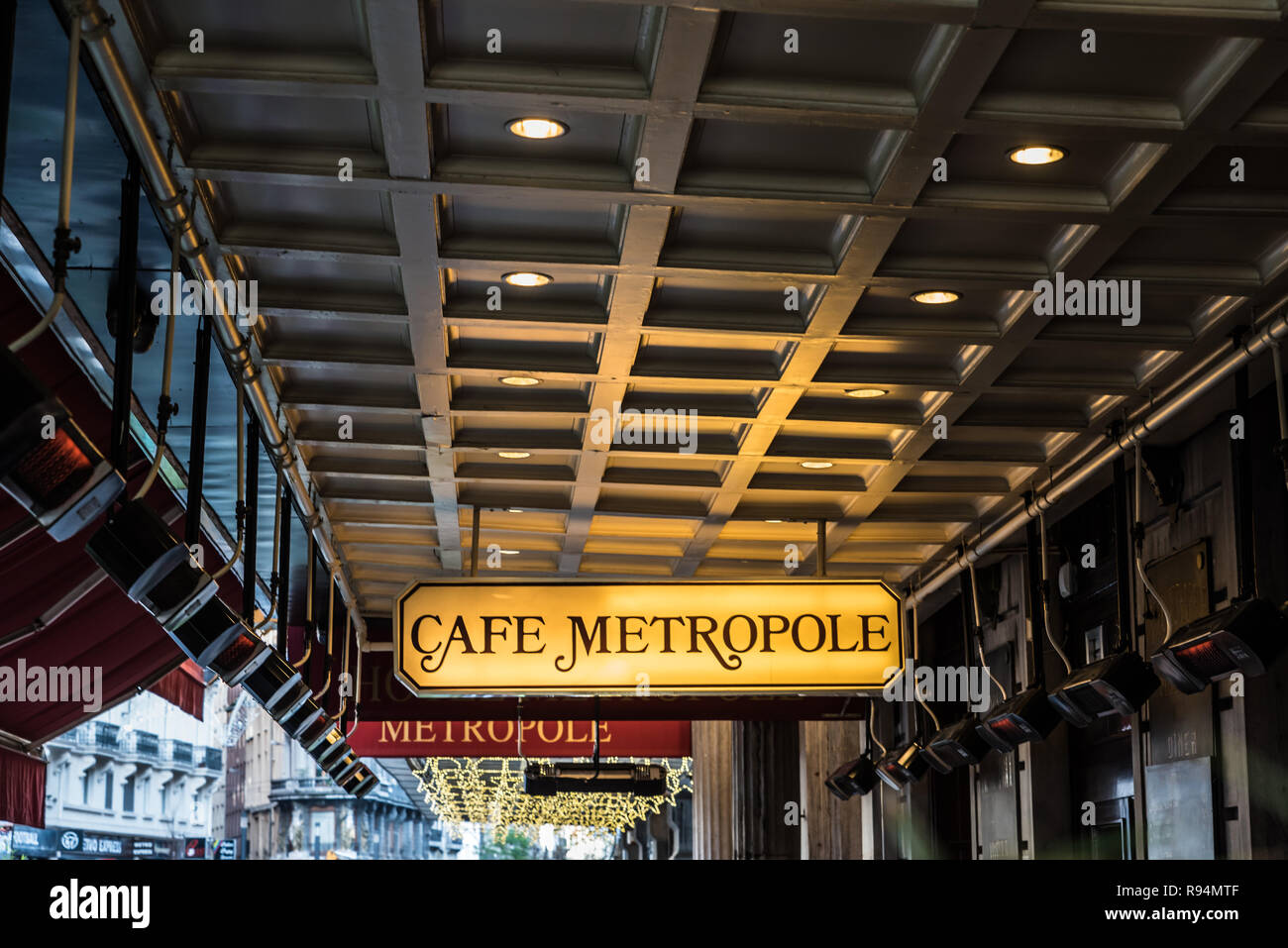 Eingangsportal des 5 Sterne Le Metropole Hotel in der Altstadt von Brüssel, Belgien Stockfoto