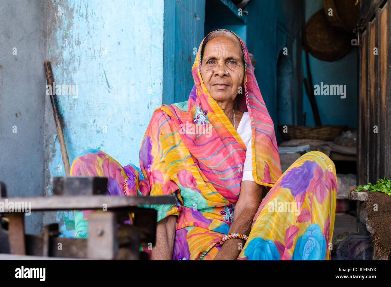 Alte Frau vor ihr Gemalte Haus, Bundi, Rajasthan, Indien Stockfoto