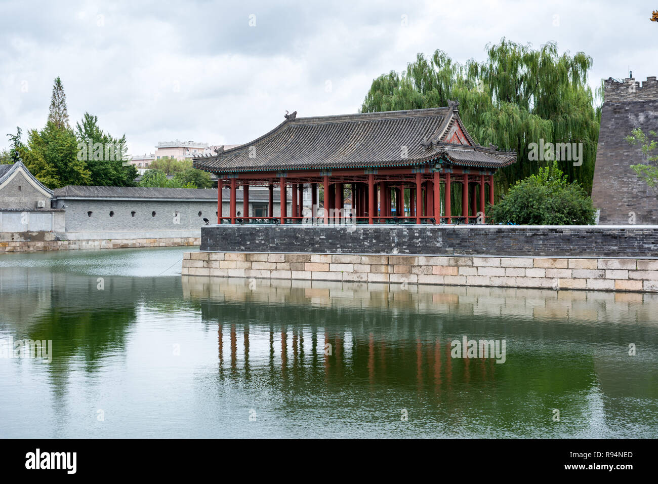 Pavillon an der nordöstlichen Ecke der Verbotenen Stadt, Reflexionen, die in den umliegenden tongzi Fluss, Peking, China Stockfoto