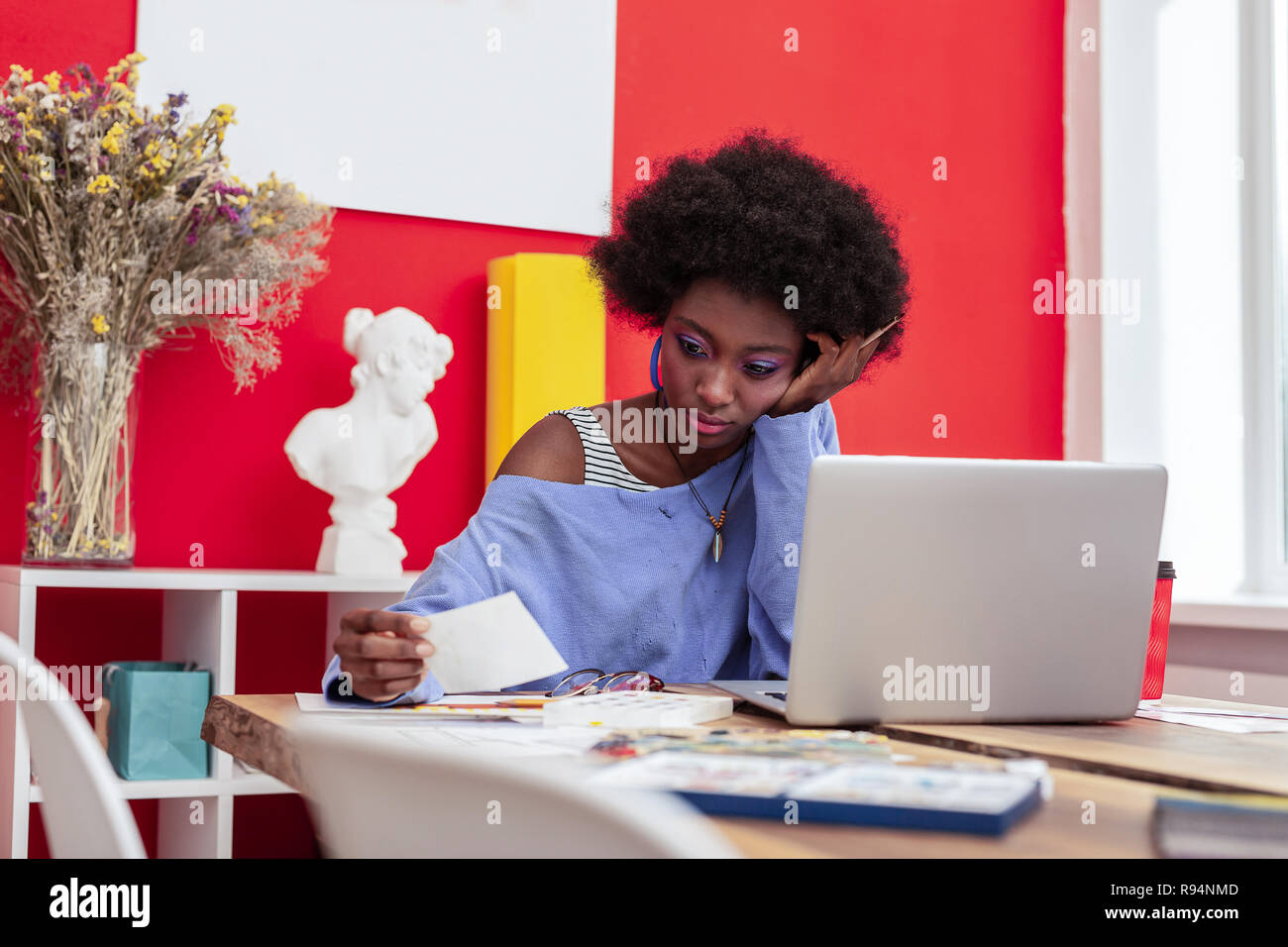 Interior Designer Langeweile beim Arbeiten für zu lang. Stockfoto
