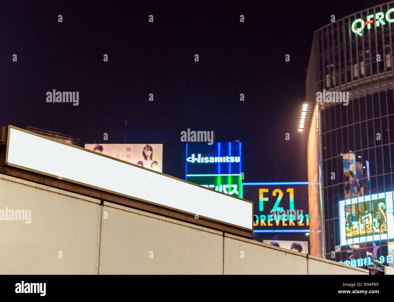 TOKYO, JAPAN - 7 November, 2017: Blick auf die weißen Banner an der Fassade des Gebäudes. Rahmen für Text Stockfoto