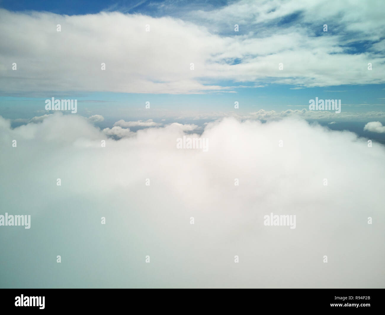Weiß cloudscape Luftaufnahme mit blauem Himmel Hintergrund Stockfoto