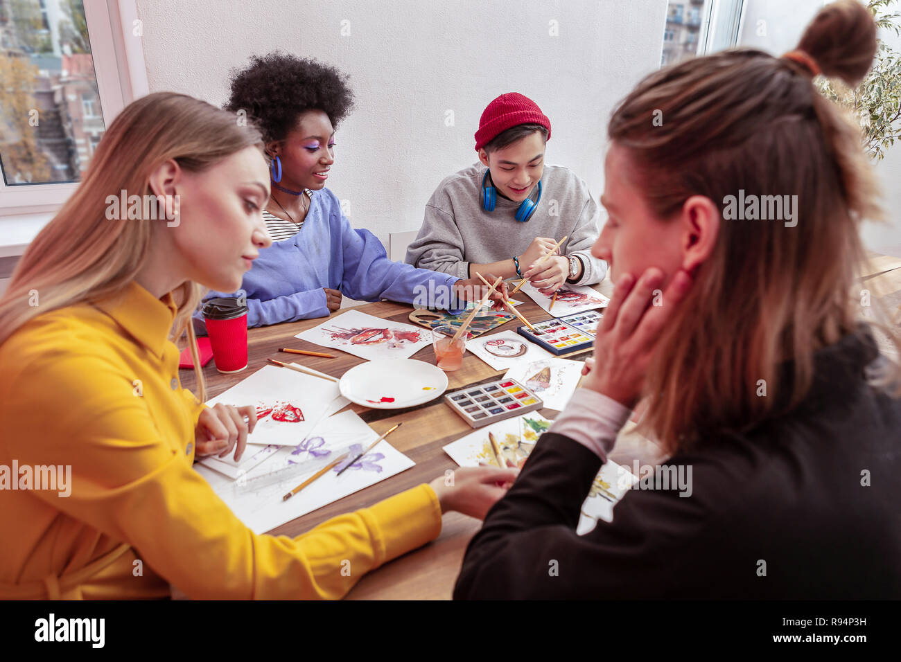 Zwei kreative Paare in der Mode Abteilung der Zeitschrift arbeiten Stockfoto