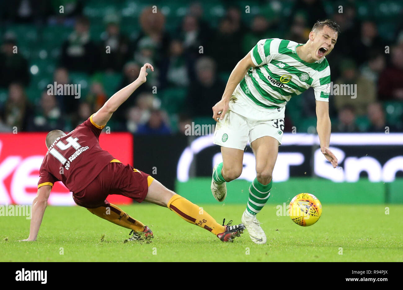 Celtic's Filip Benkovic ist in Motherwell ist Liam Grimshaw während der LADBROKES Scottish Premier League Spiel im Celtic Park, Glasgow gebracht. Stockfoto