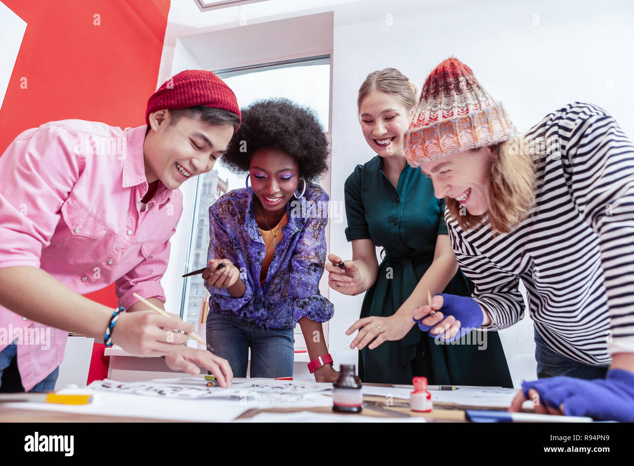 Team von fashion Abteilung Arbeiter lachen Spaß zusammen in Stockfoto