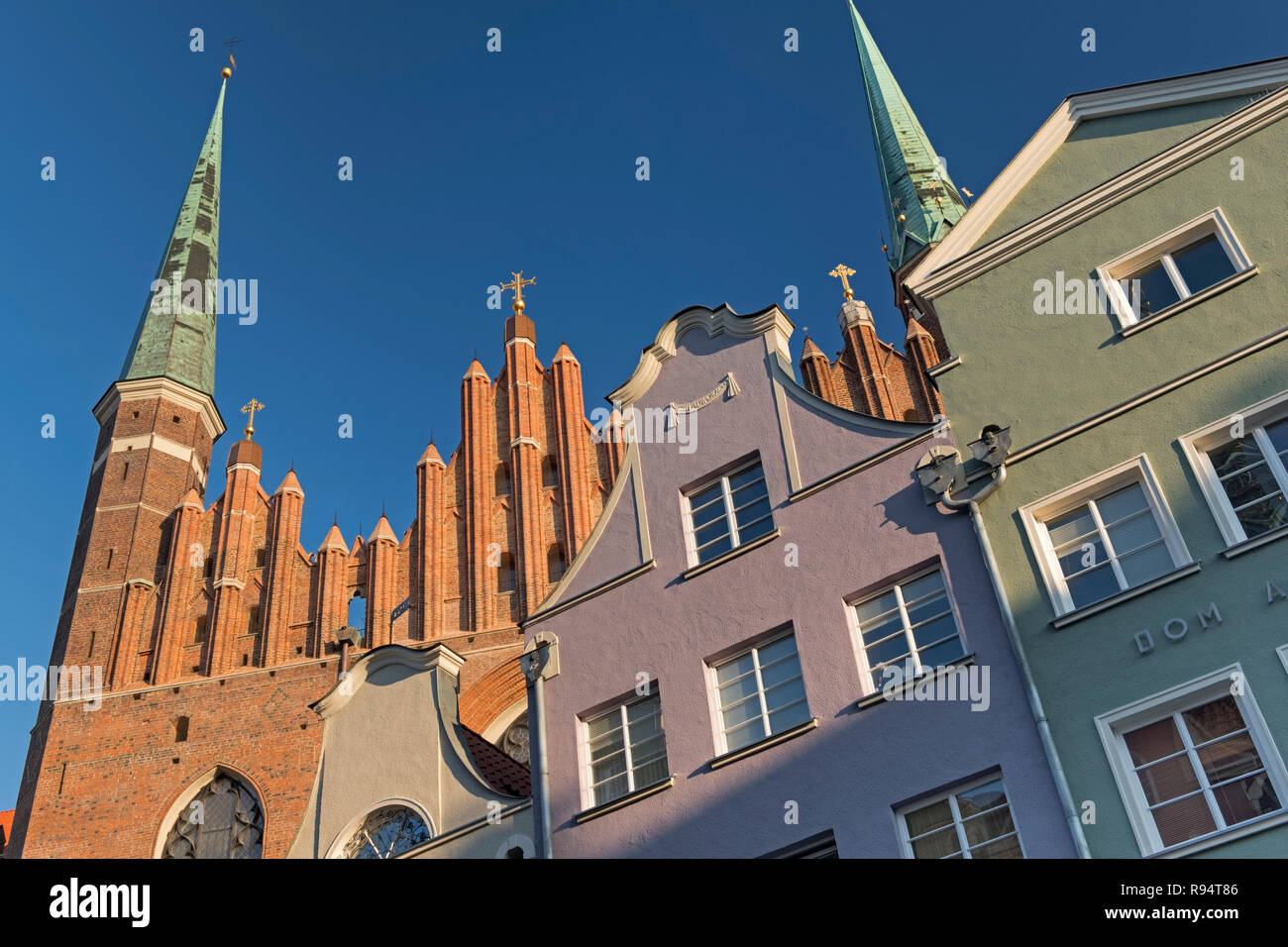 Türme der St. Mary's Kirche und häusergiebel Danzig Polen Stockfoto