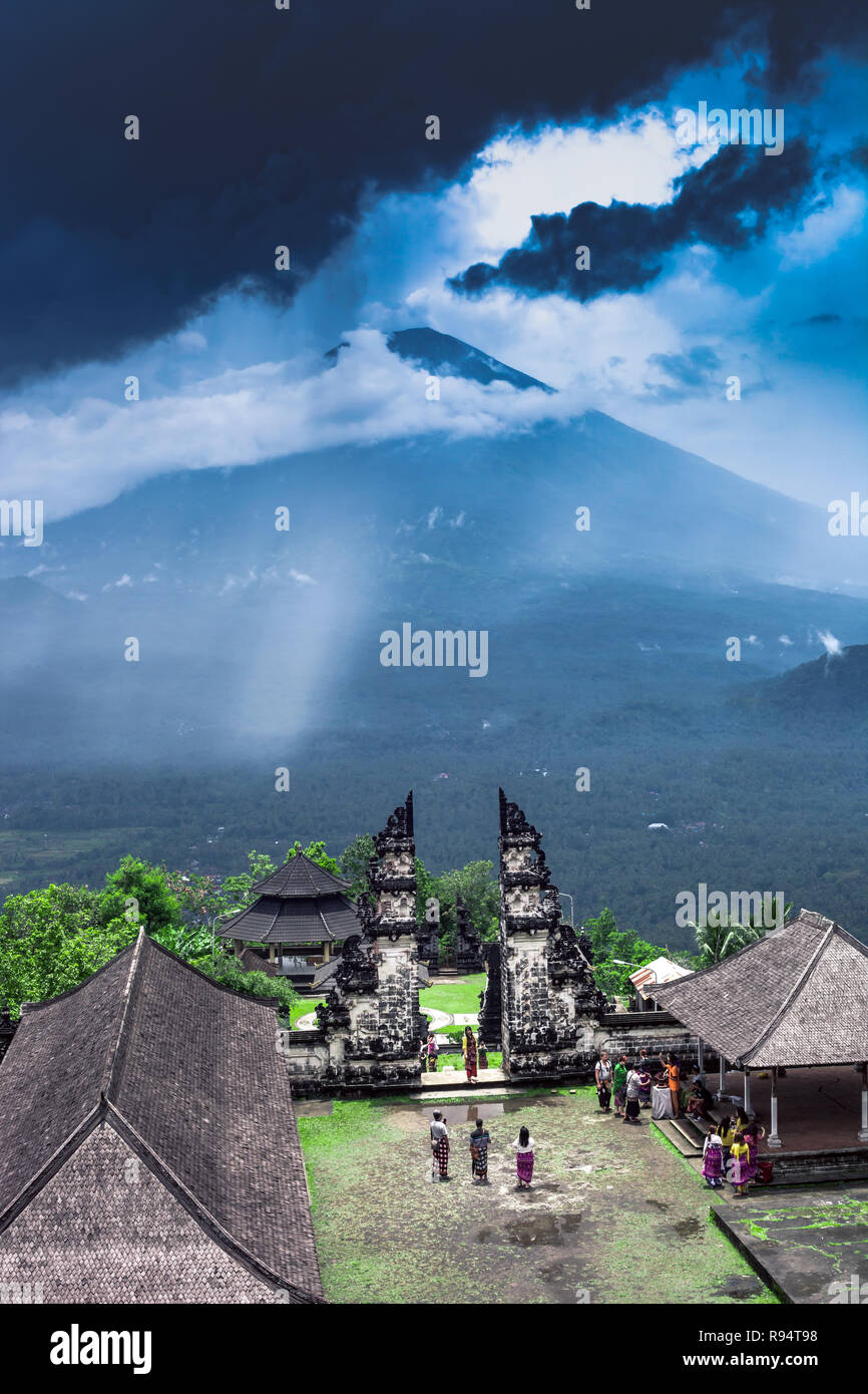 Bali, Indonesien - 08 März 2018: Sommer Landschaft mit Pura Penataran Agung Lempuyang Tempel und Touristen gruppe. Candi bentar und Blick auf Agung mount Stockfoto