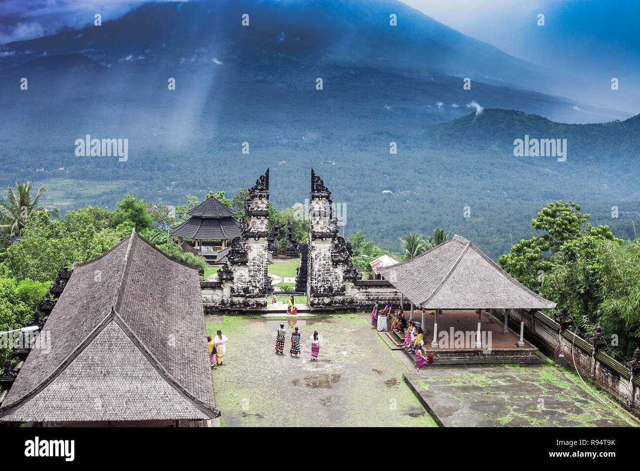 Bali, Indonesien - 08 März 2018: Sommer Landschaft mit Pura Penataran Agung Lempuyang Tempel und Touristen gruppe. Candi bentar und Blick auf Agung mount Stockfoto