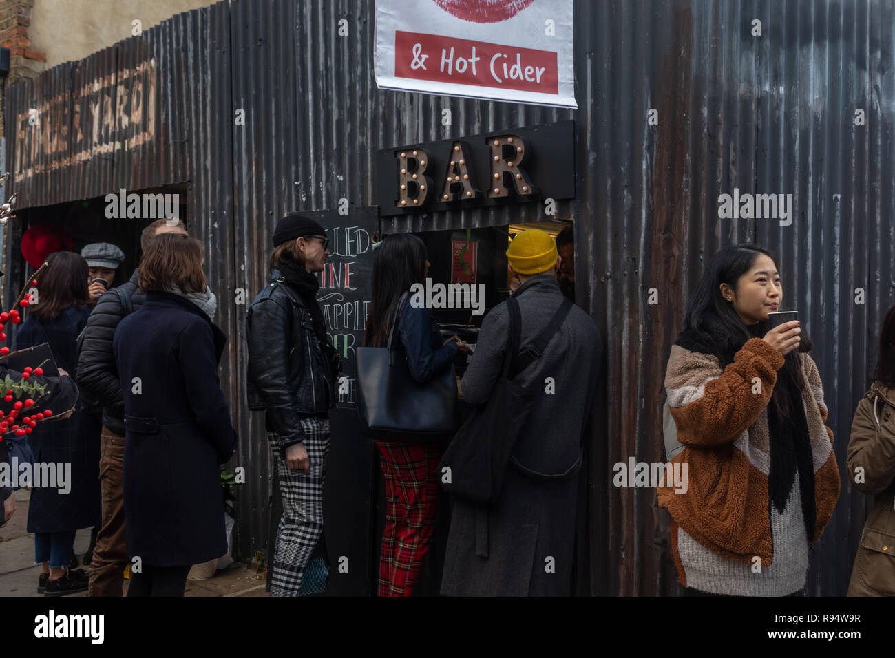 Kunden Warteschlange für Glühwein, Columbia Road, Bethnal Green, London Stockfoto