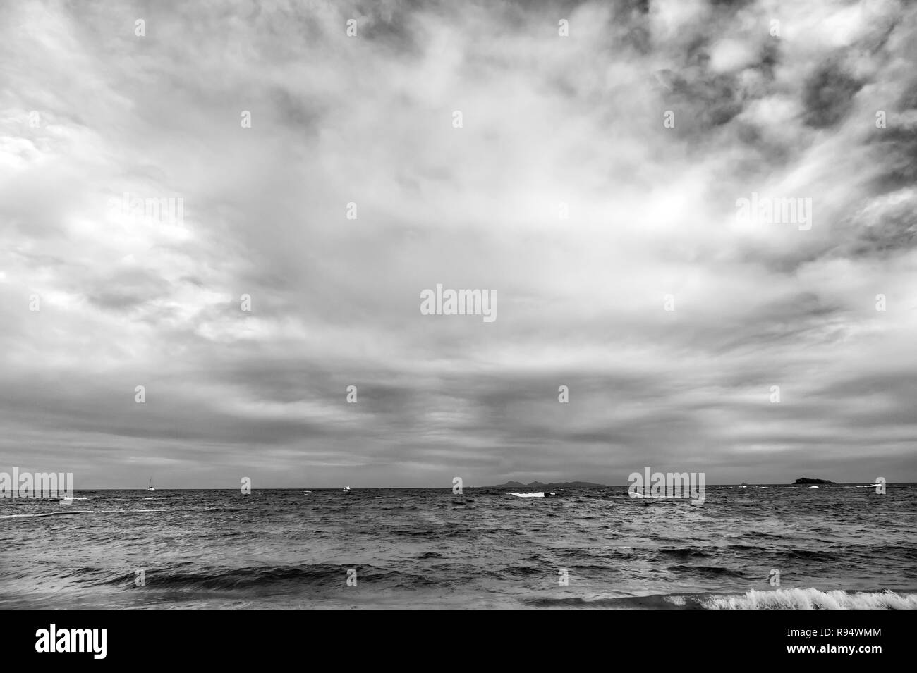 Wellen, die in wunderschönen tropischen Insel der Karibik Strand, Sint Maarten. Romantische Meer. tropische Meer Ferienhäuser Stockfoto