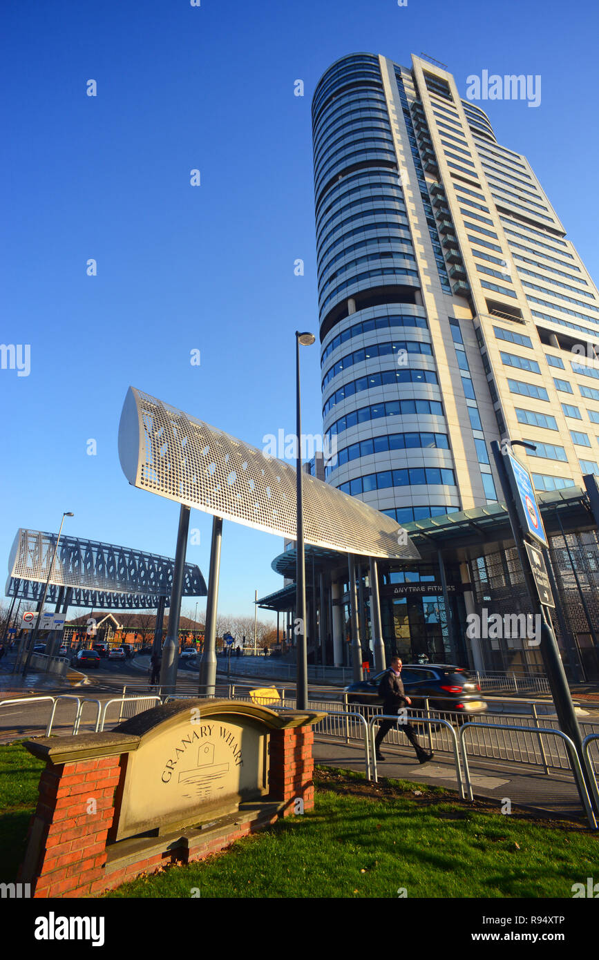 Riesige Flügel errichtet, Fußgänger und Fahrzeuge von gefährlichen Windkanal Effekte durch die Größe der Bridgewater place building Leeds Großbritannien zu schützen Stockfoto