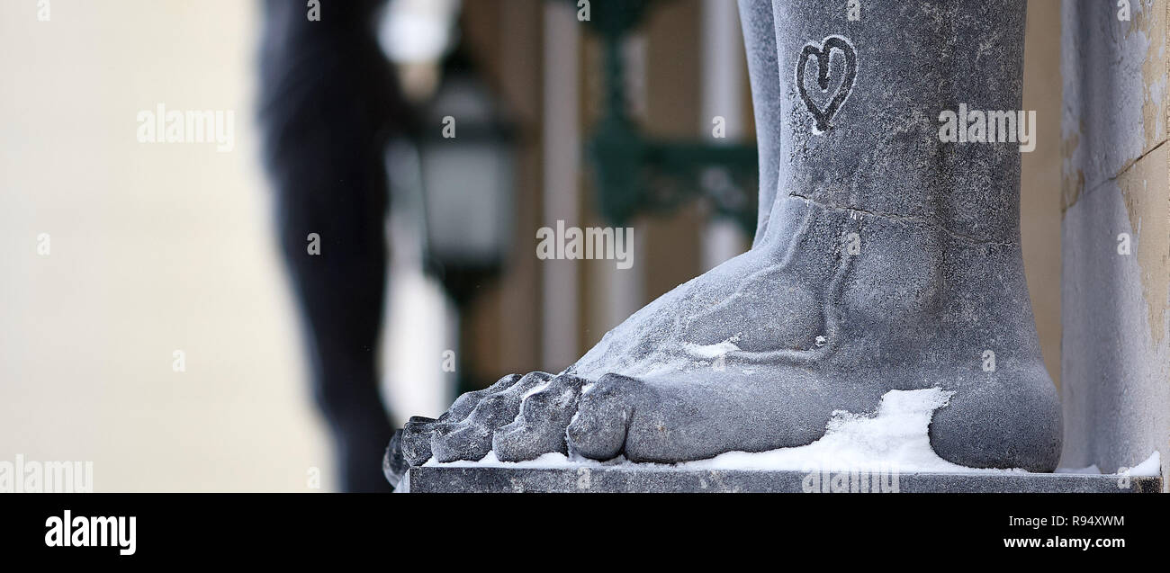 Der Fuß der Statue ist ein Atlas - überdachte Frost. Im Winter in St. Petersburg Stockfoto