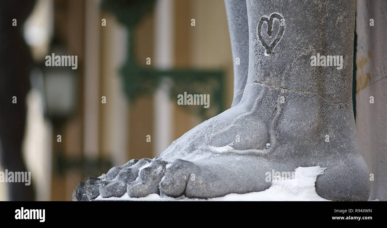 Der Fuß der Statue ist ein Atlas - überdachte Frost. Im Winter in St. Petersburg Stockfoto