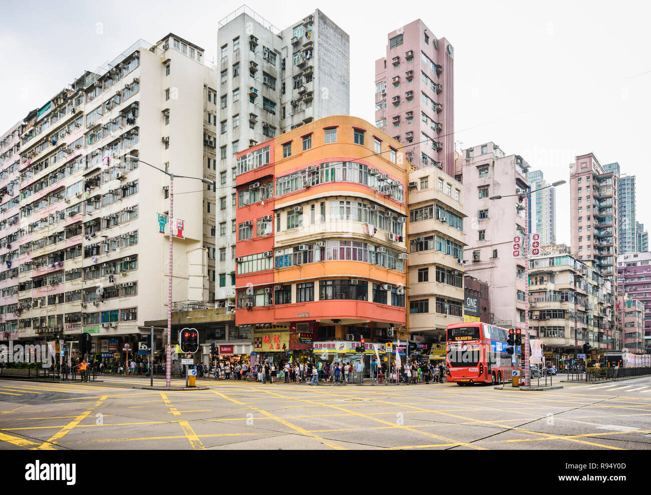 Hohe Gebäude an der Ecke von Cheung Sha Wan Road und Yen Chow St, Sham Shui Po, Kowloon, Hong Kong Stockfoto