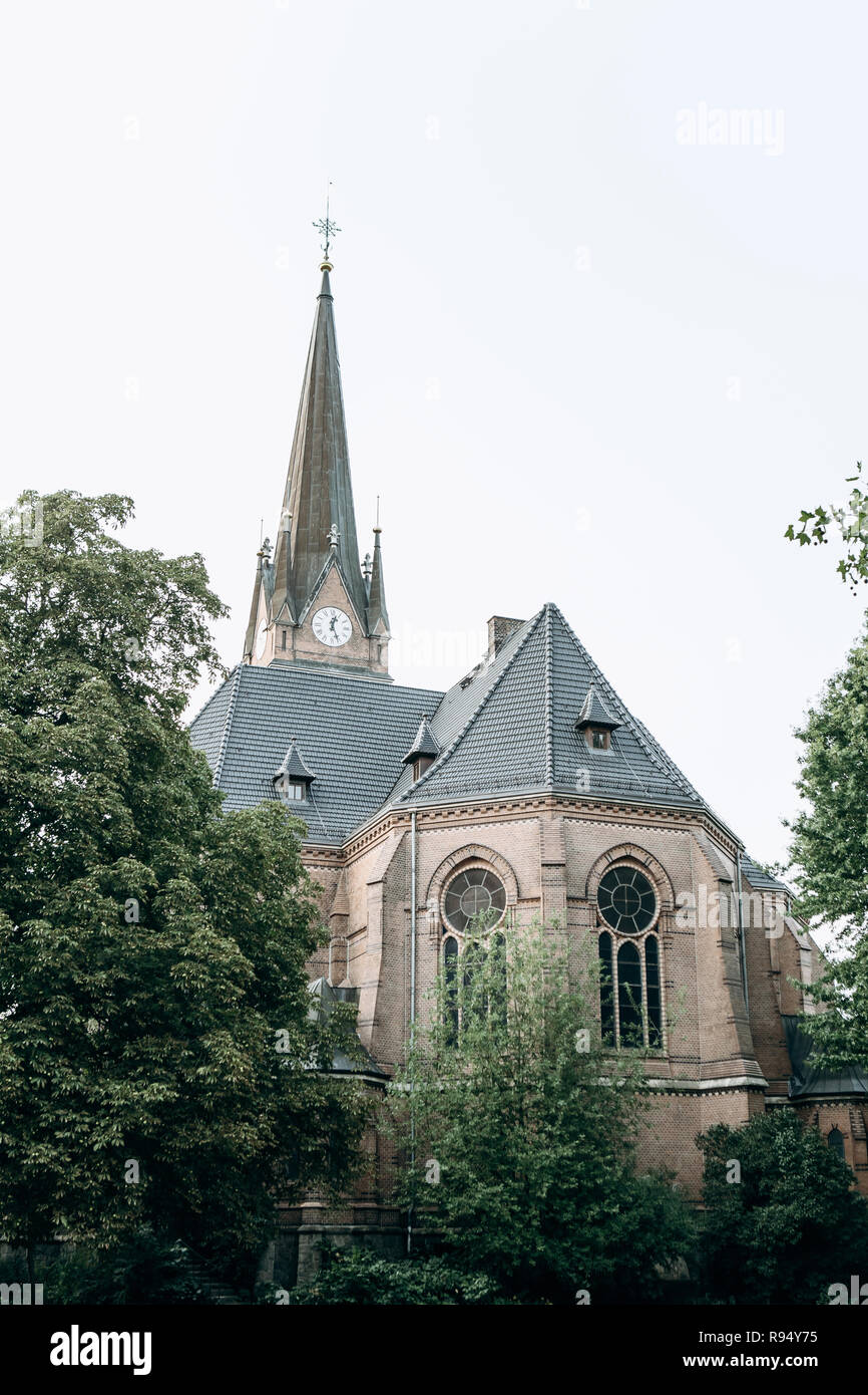 Blick auf die traditionellen alten Kirche unter den Bäumen in Leipzig in Deutschland. Stockfoto