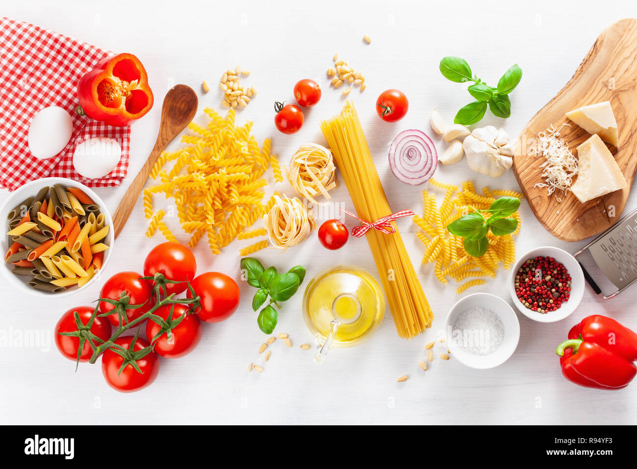 Zutaten für italienische Küche Flach, Pasta Fusilli spaghetti Penne Tomate öl Gemüse Stockfoto
