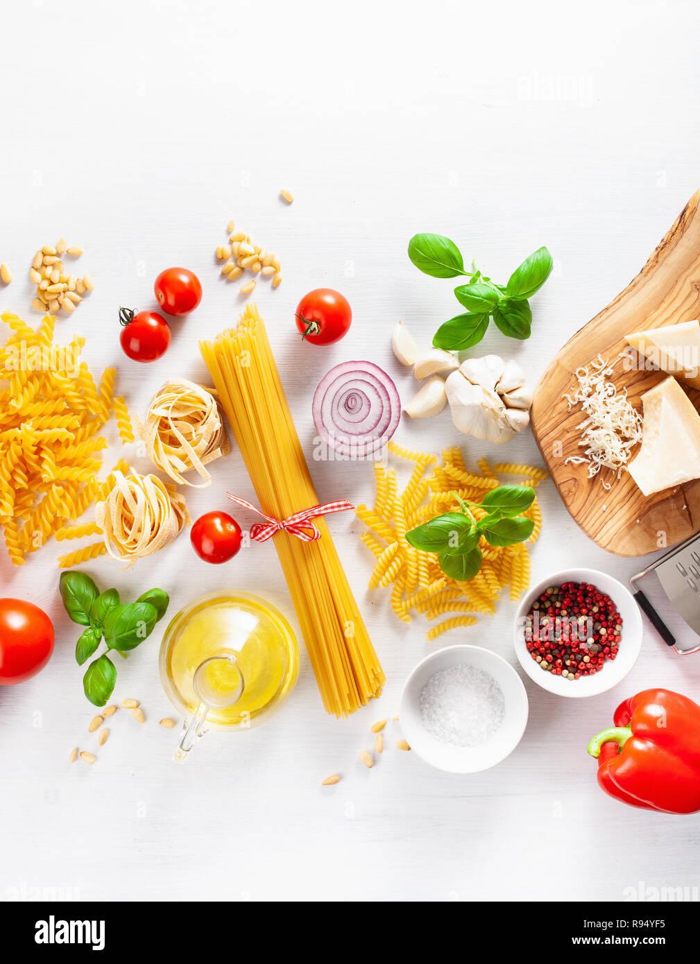 Zutaten für italienische Küche Flach, Pasta Fusilli spaghetti Penne Tomate öl Gemüse Stockfoto