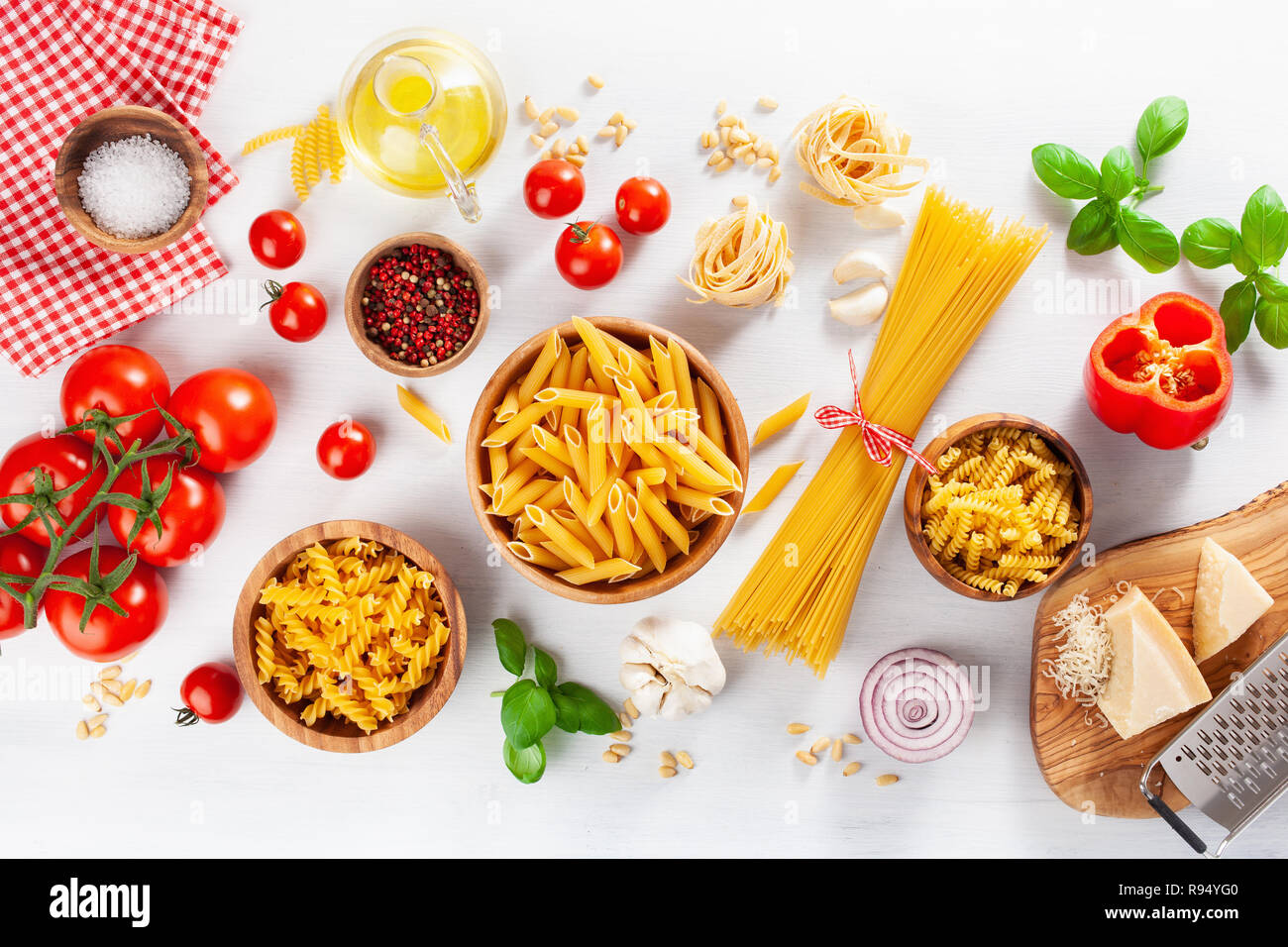 Zutaten für italienische Küche Flach, Pasta Fusilli spaghetti Penne Tomate öl Gemüse Stockfoto
