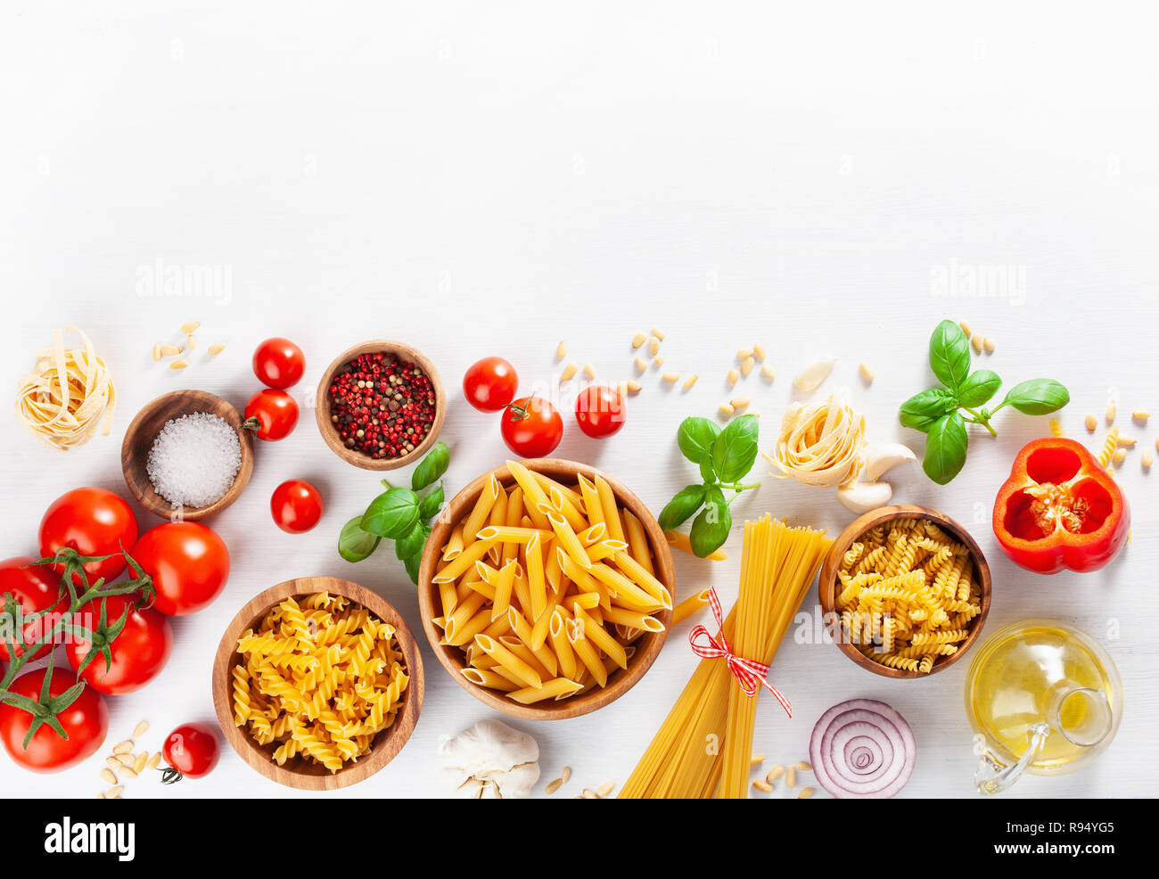 Zutaten für italienische Küche Flach, Pasta Fusilli spaghetti Penne Tomate öl Gemüse Stockfoto
