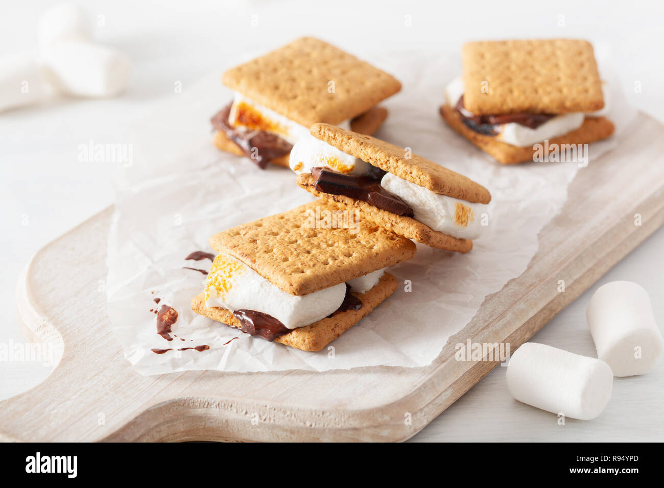 hausgemachte Marshmallow s' mores mit Schokolade auf Cracker Stockfoto