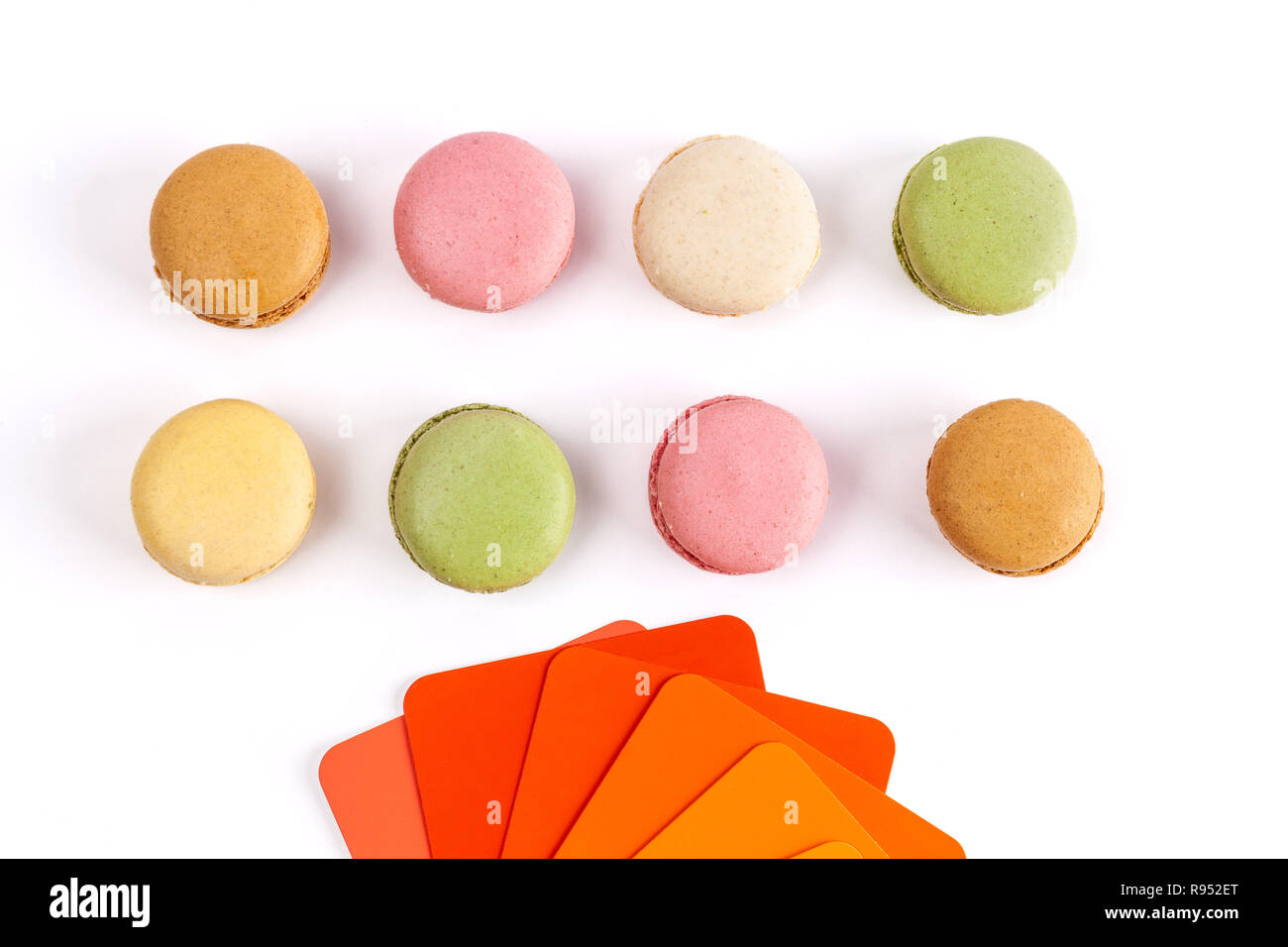 Französische macarons und rot orange Farbmustern auf weißem Hintergrund Stockfoto