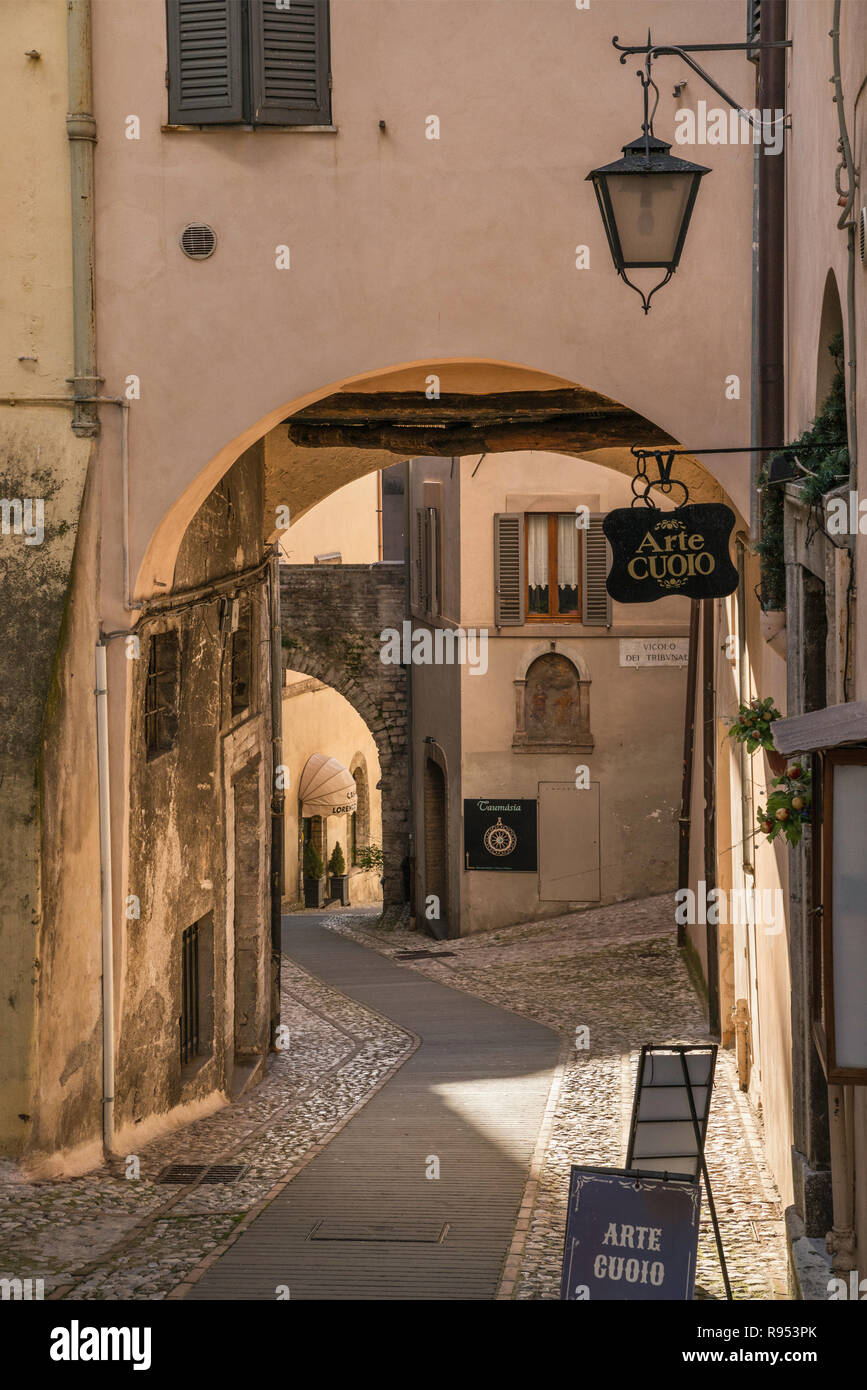 Via Plinio il Giovane im historischen Zentrum von Spoleto, Umbrien, Italien Stockfoto