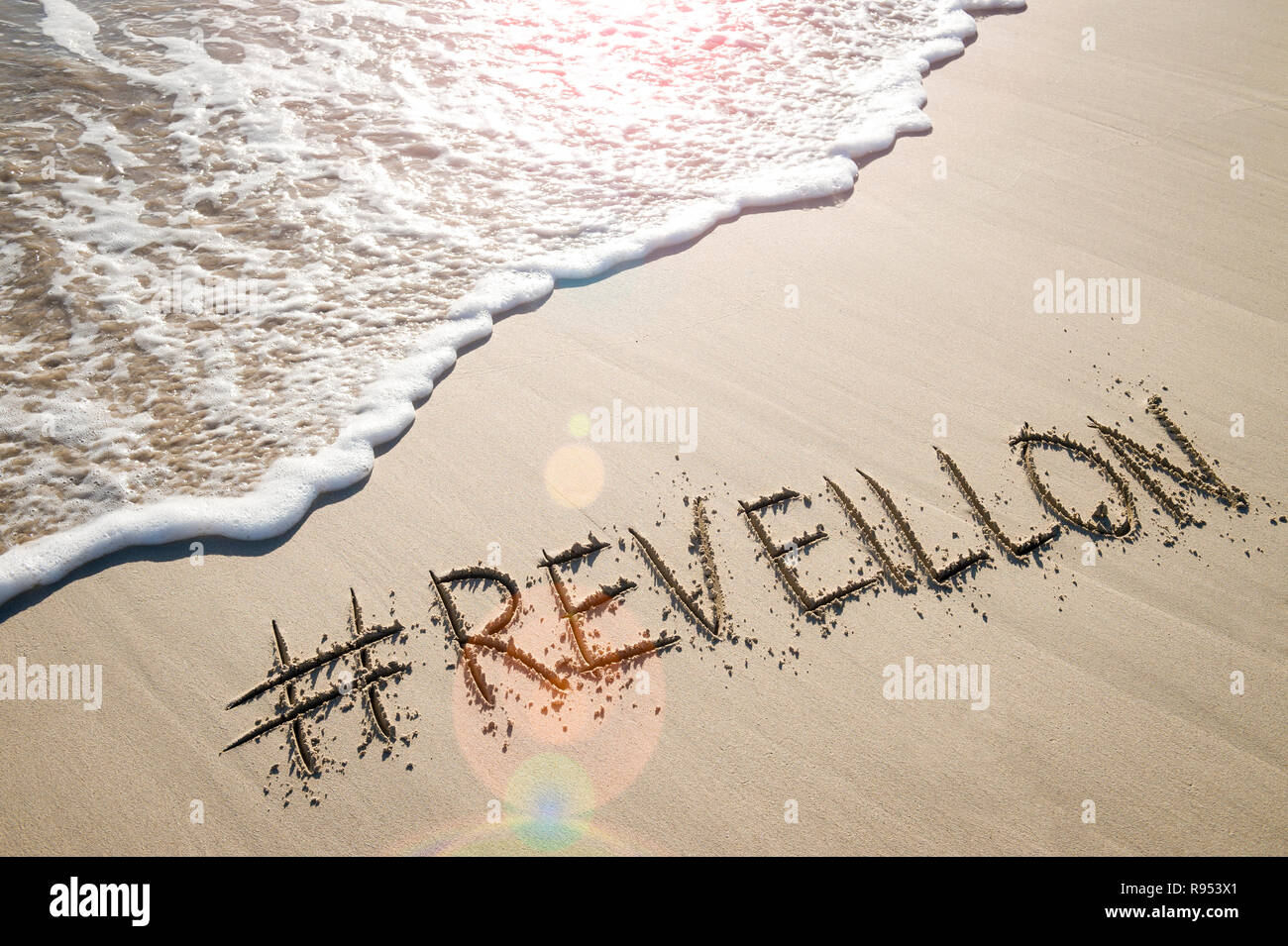 Nachricht für Neujahr (ein französisches Wort für das Erwachen, die Silvester in Brasilien) in Sand geschrieben mit einem social media Hashtag am Strand Stockfoto