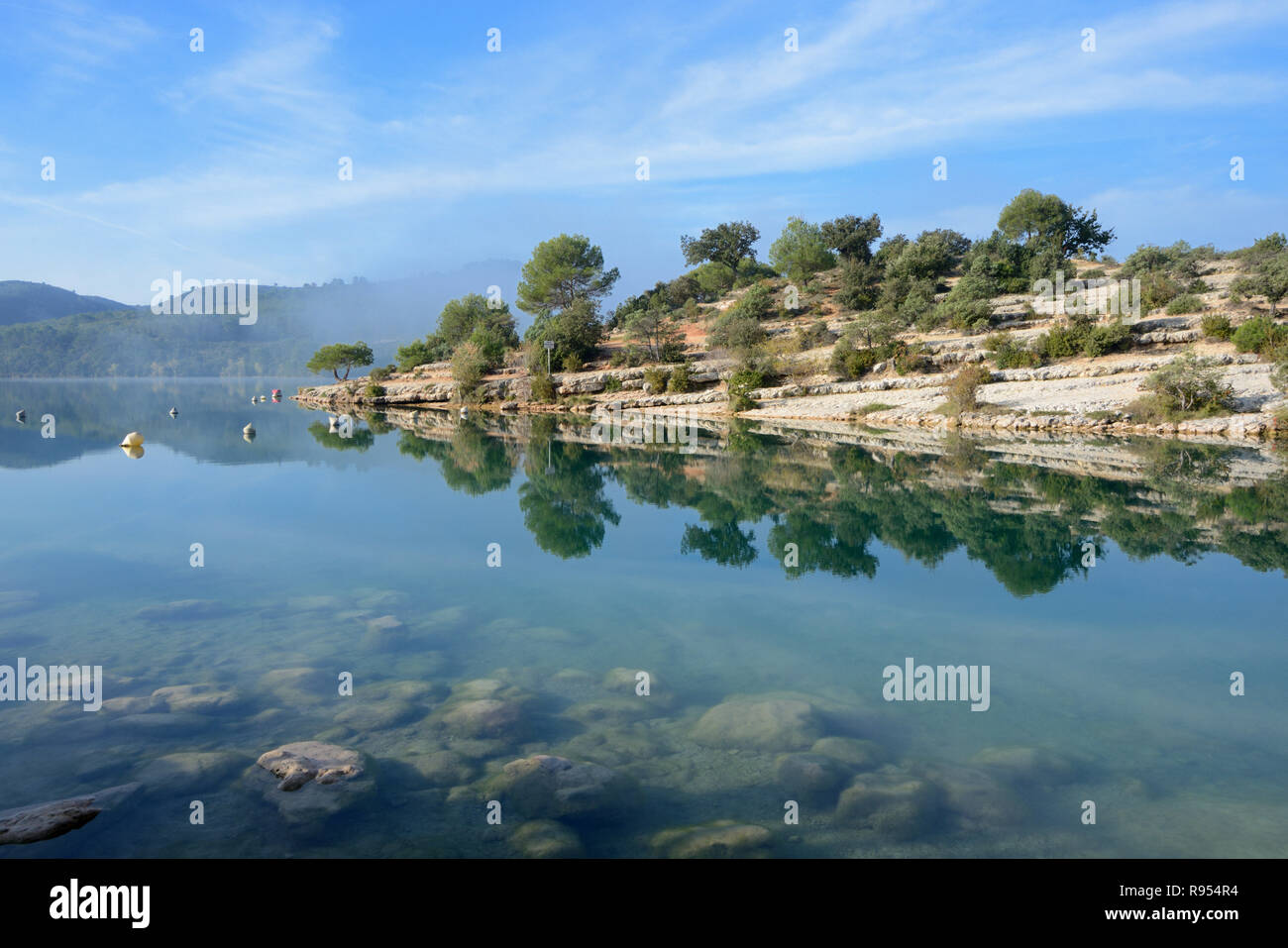 Esparron See und am See spiegelt sich in der See und seine Untiefen, Esparron-de-Verdon, Alpes-de-Haute-Provence, Provence, Frankreich Stockfoto