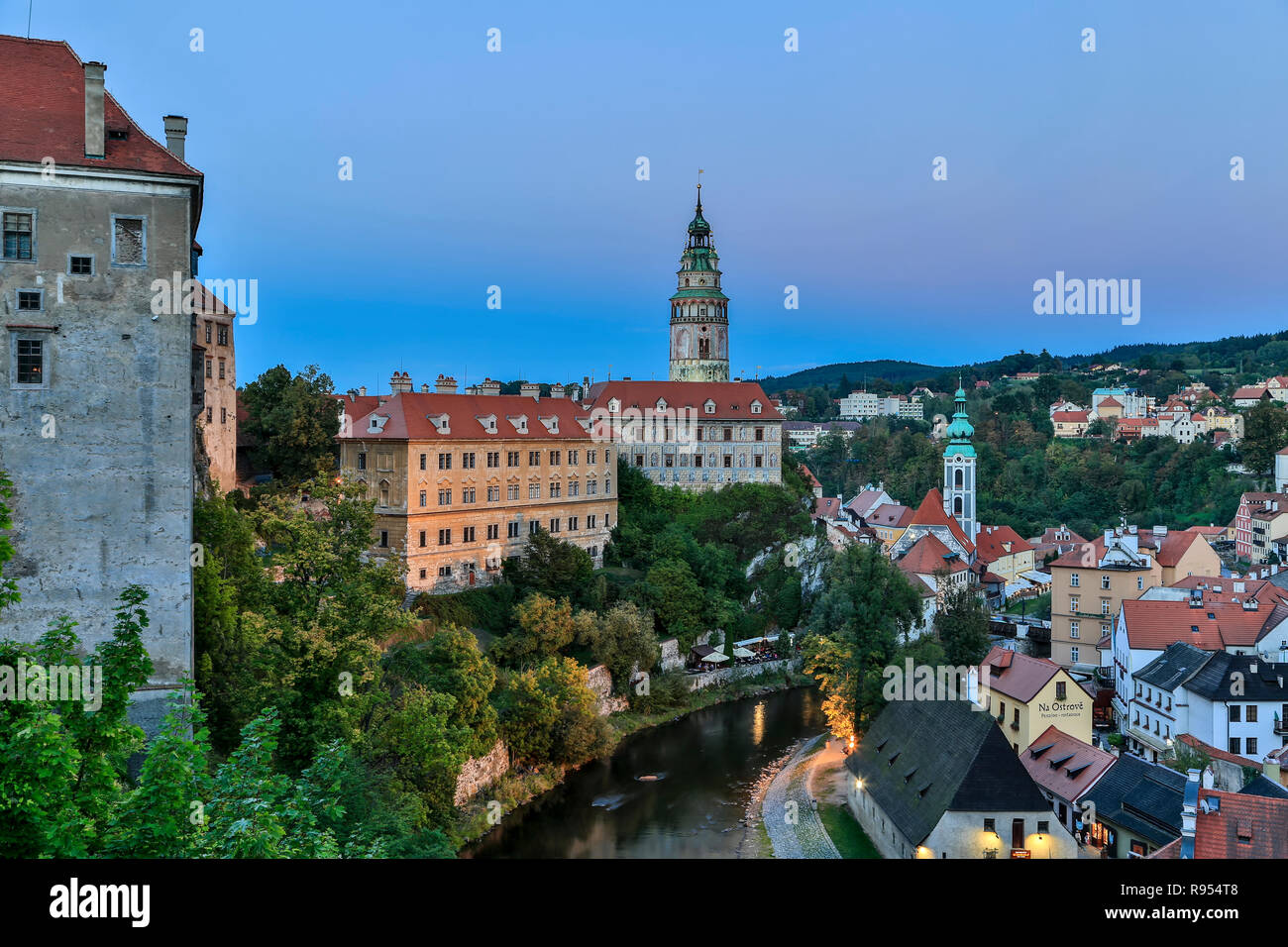 Schloss Krumau (mit Runder Turm), St. Jost Kirche (Glockenturm) und Vltava (Moldau) Fluss, Cesky Krumlov, Tschechische Republik Stockfoto