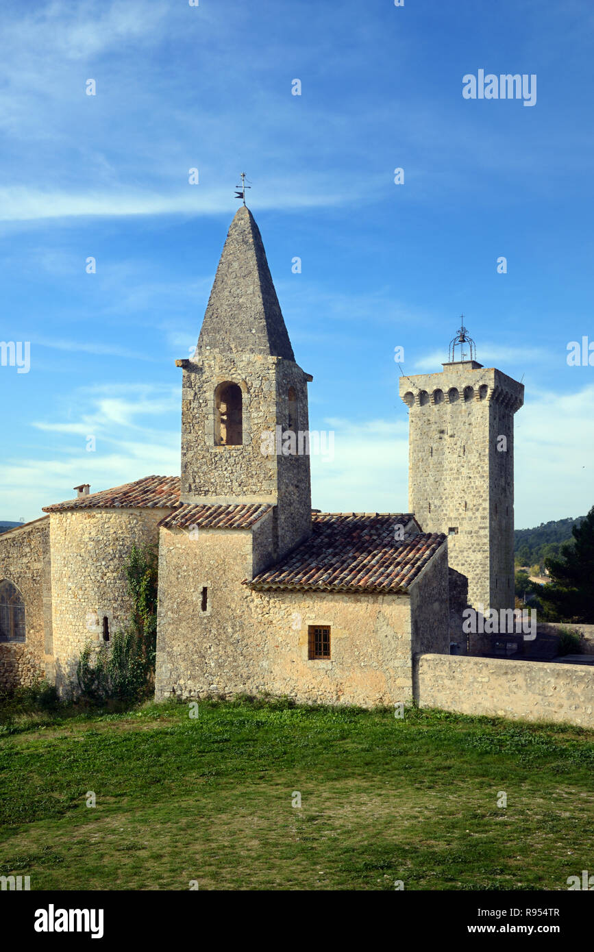 Die c 12 Kirche von Saint-Martin-de-Brômes, einem ehemaligen Kloster, und die mittelalterliche Clock Tower, einem ehemaligen Dungeon, Alpes-de-Hautes-Provence Provence Frankreich Stockfoto