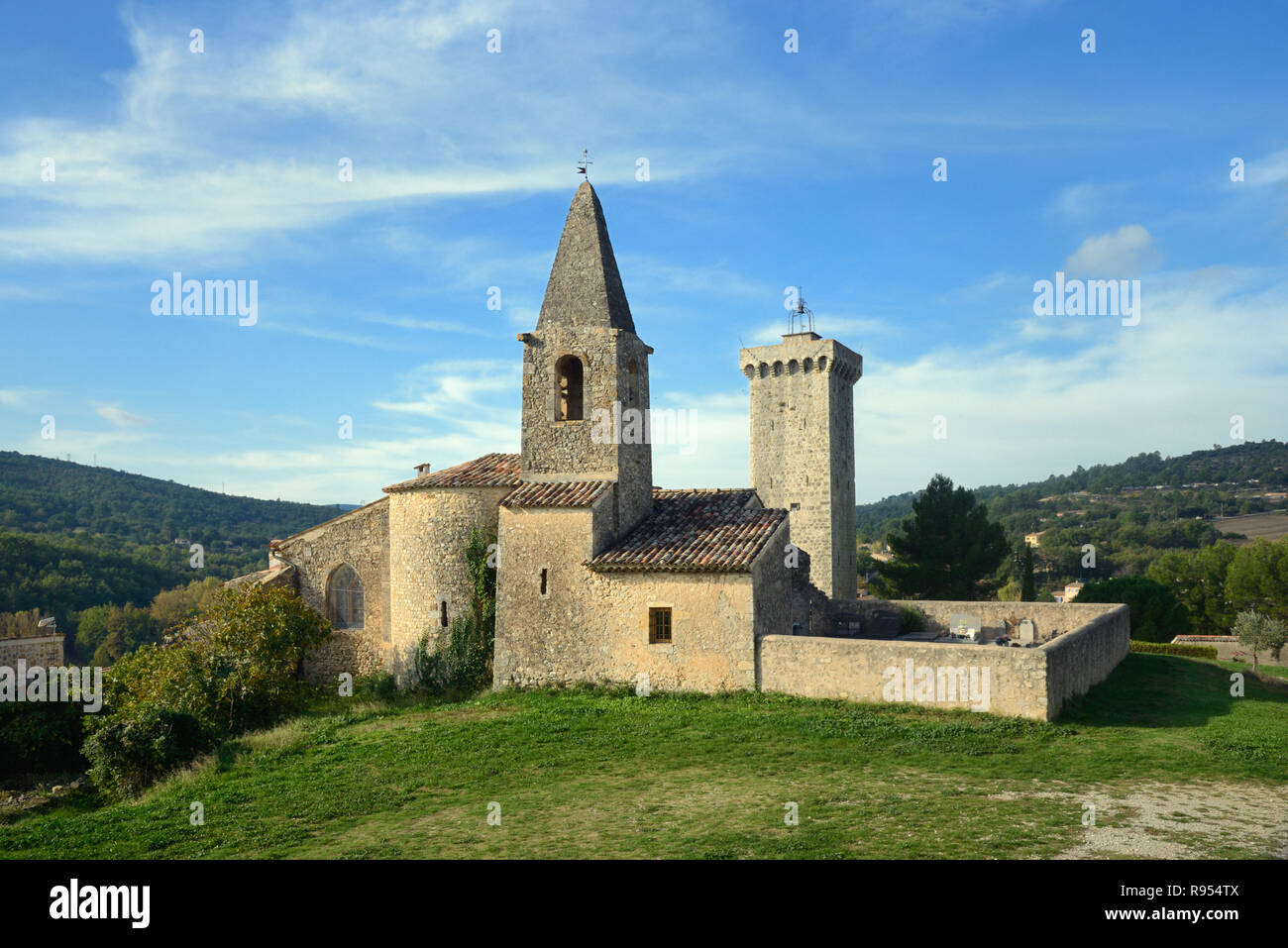 Die c 12 Kirche von Saint-Martin-de-Brômes, einem ehemaligen Kloster, und die mittelalterliche Clock Tower, einem ehemaligen Dungeon, Alpes-de-Hautes-Provence Provence Frankreich Stockfoto