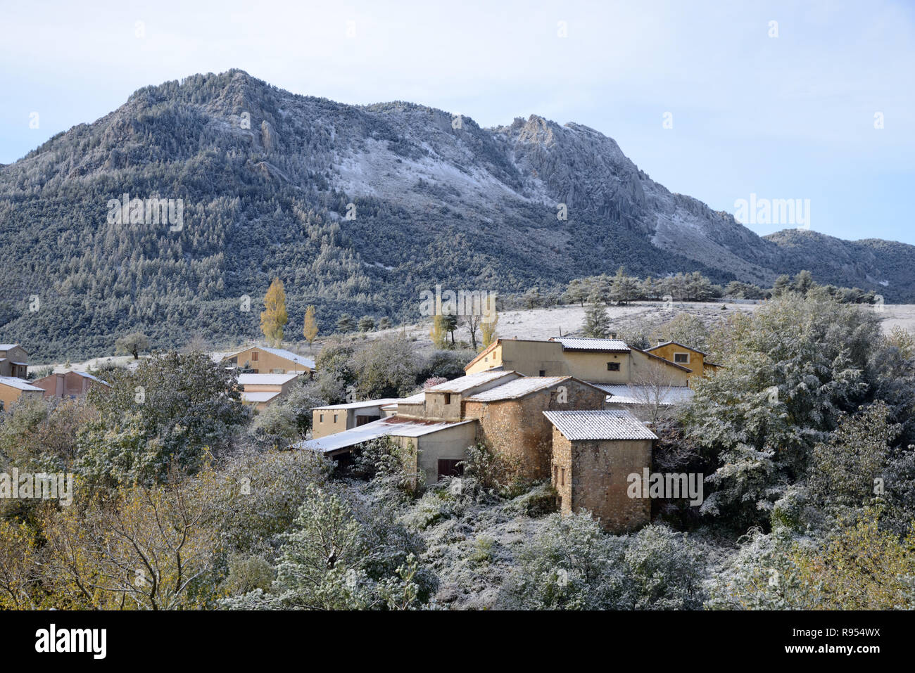 Winter Landschaft & Weiler Sionne auf dem Col Des Lecques Mountain Pass in der Nähe von Castellane, Regionalparks Verdon, Provence, Frankreich Stockfoto Winter Landschaft & Weiler Sionne auf dem Col Des Lecques Mountain Pass in der Nähe von Castellane, Regionalparks Verdon, Provence, Frankreich Stockfoto