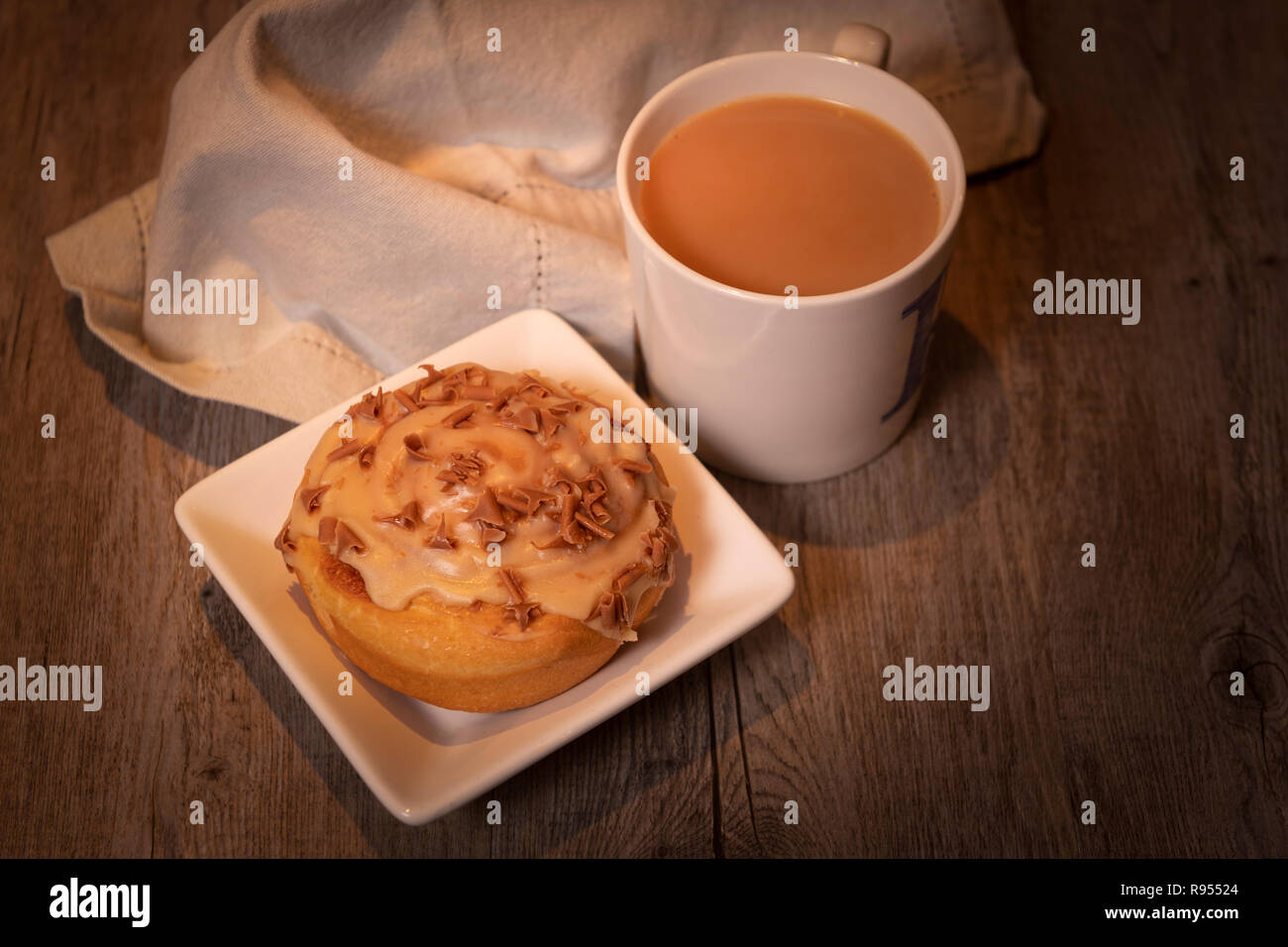 Tasse Tee mit einem süßen Bun Stockfoto