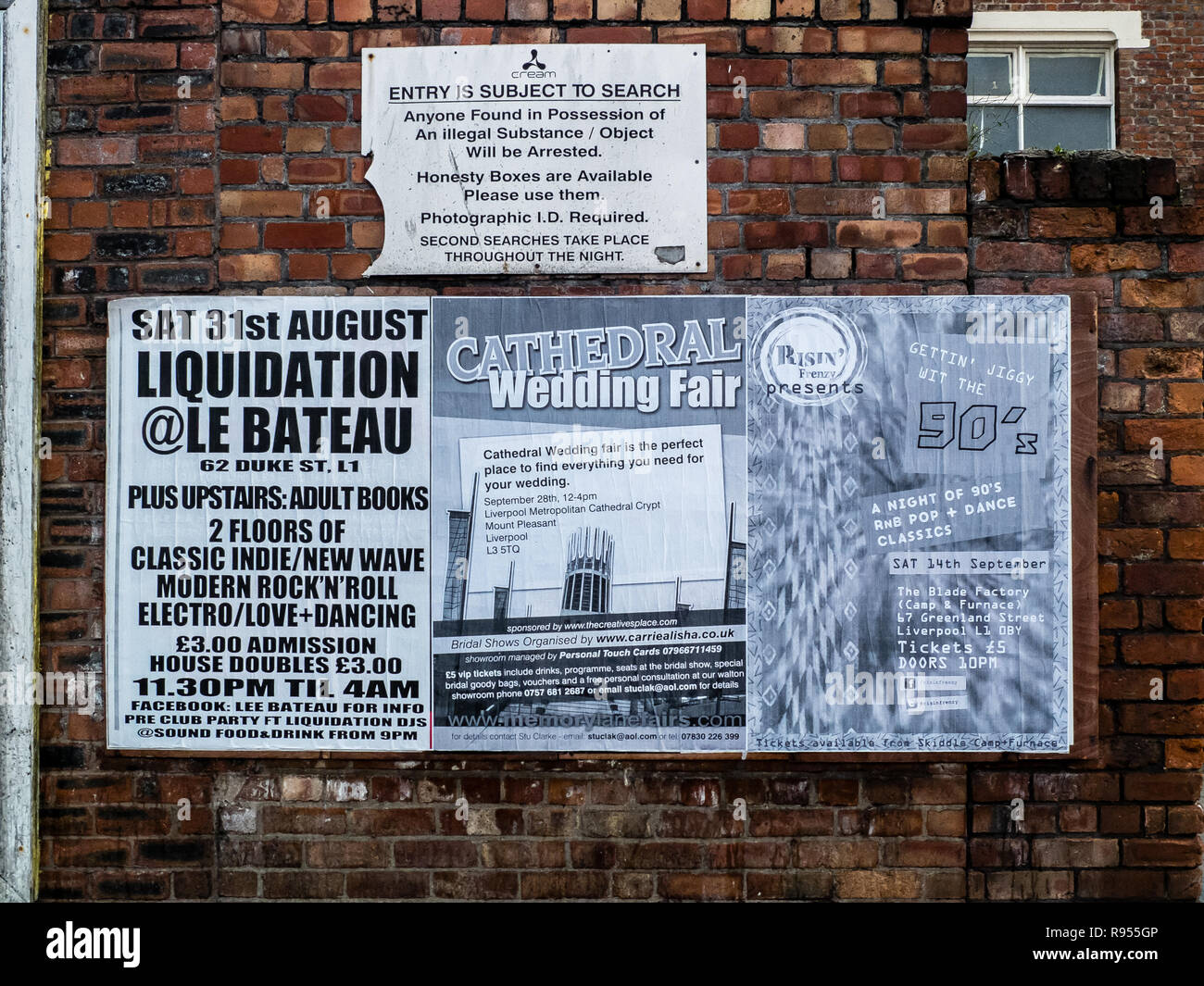 Werbung Plakate auf Wand Stockfoto